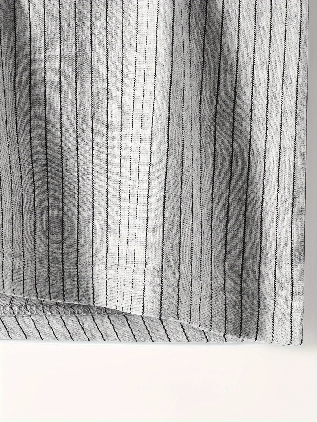 4-taqsimli erkaklar uchun chiziqli boxer shortlari yuqori cho'ziluvchan polyester-spandeks aralashmasidan tayyorlangan. Qulay moslashuvchanlik uchun elastan bilan casual sport ichki kiyim.