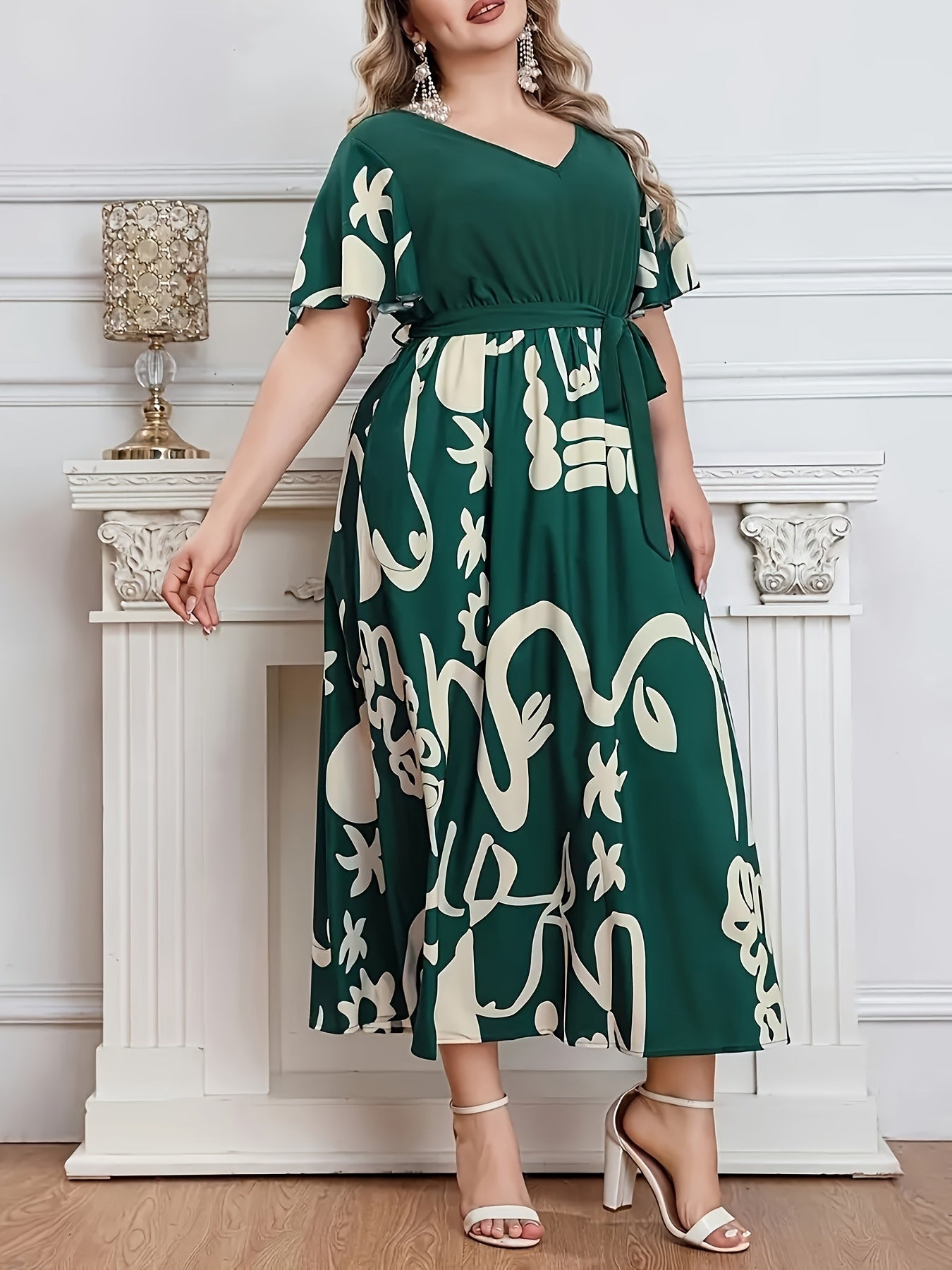 Платье с крупным цветочным принтом и заплатками, поясом, V-образным вырезом и короткими рукавами для весны и лета