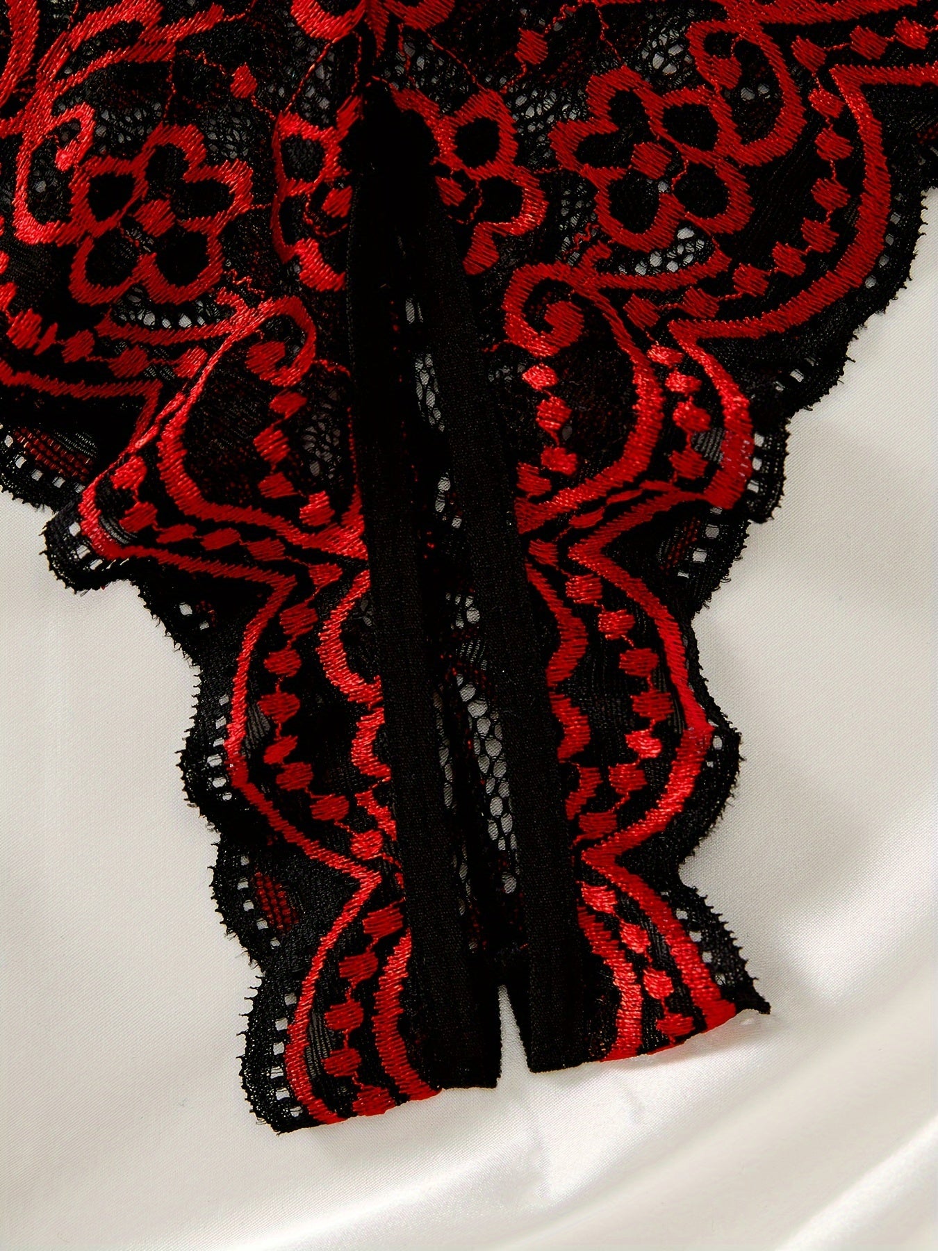 Dantel bilan tikilgan gullar bilan bezatilgan ichki kiyim to'plami.