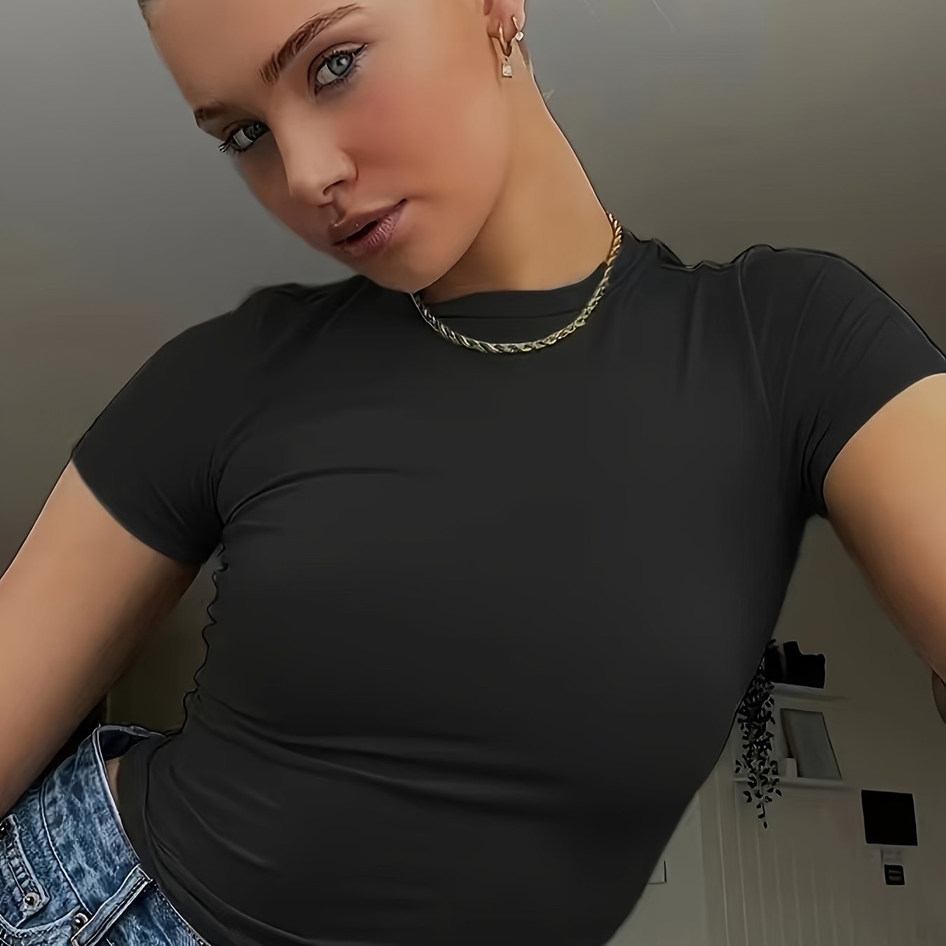 Ayollar uchun mustahkam krujkali vintage futbolka, yoz uchun mukammal.