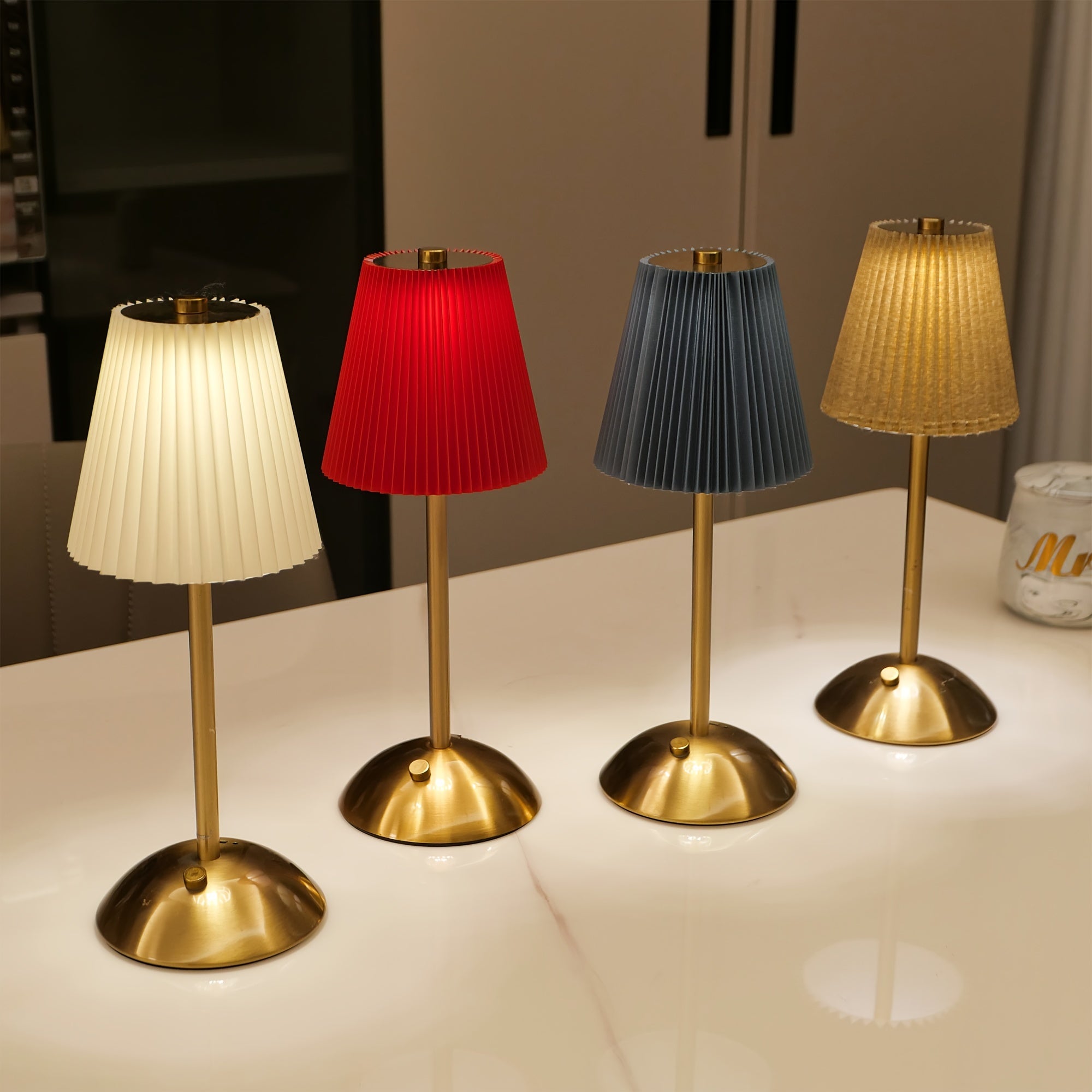 Skandinaviya uslubidagi temir ishlov berilgan stol chirog'i, bosqichsiz dimmer bilan, yotoqxona, restoran, bar va ochiq joylarda foydalanish uchun ideal.