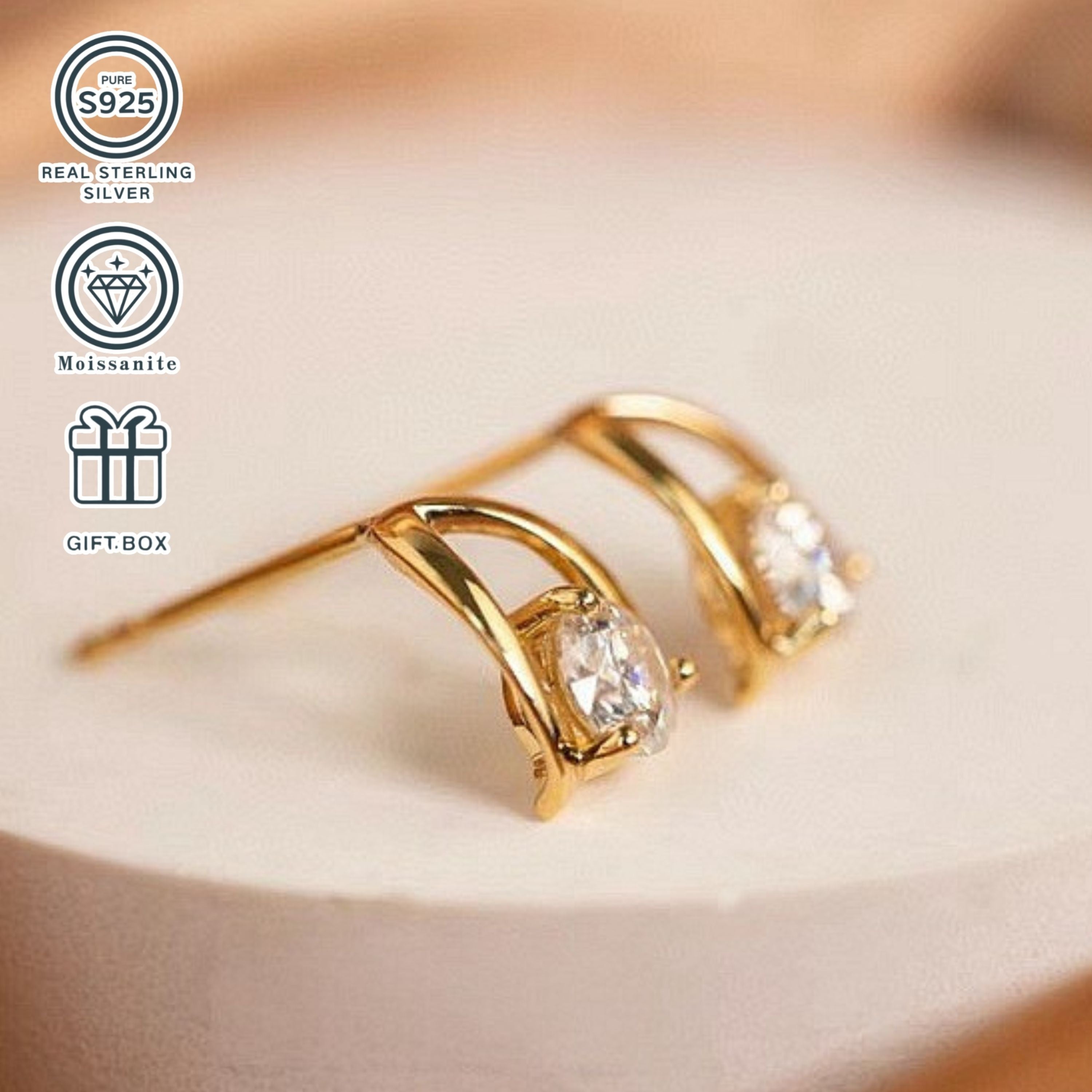 Ushbu 1ct*2 karat Moissanite marjonlari S925 sterling kumushga o'rnatilgan va 18K oltin bilan qoplangan. Marjonlarning umumiy og'irligi taxminan 2.5g, bu esa yuqori sifatli zargarlikni qadrlaydigan ayollar uchun mukammal yubiley sovg'asidir.