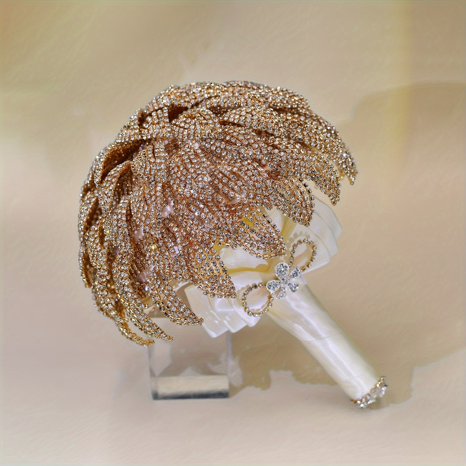 Qoʻlda tayyorlangan toʻy buketi, rhinestone zanjiri va yaproq detallar bilan, kelinlar va kelin qizlar uchun