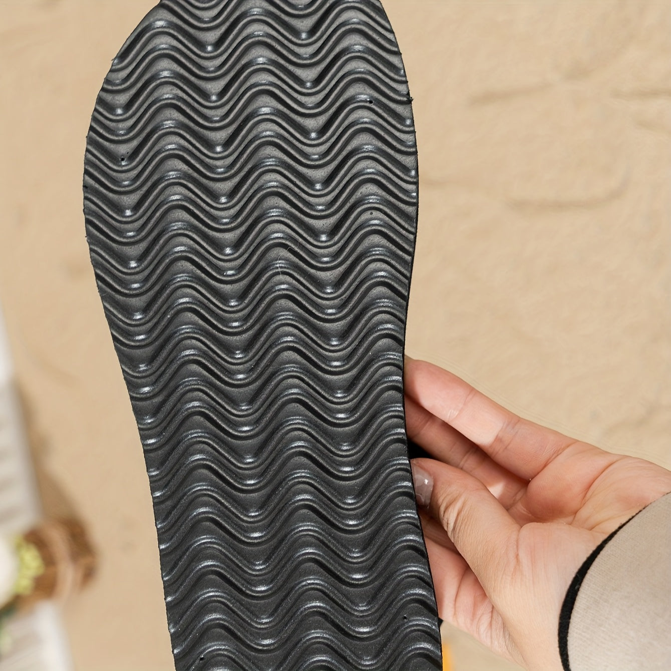 Usmoniy uslubdagi tasma slaydlari, sozlanadigan tasmalari va barcha mavsumlar uchun, ichki va tashqi foydalanish uchun sirpanmaydigan tagliklari bilan.