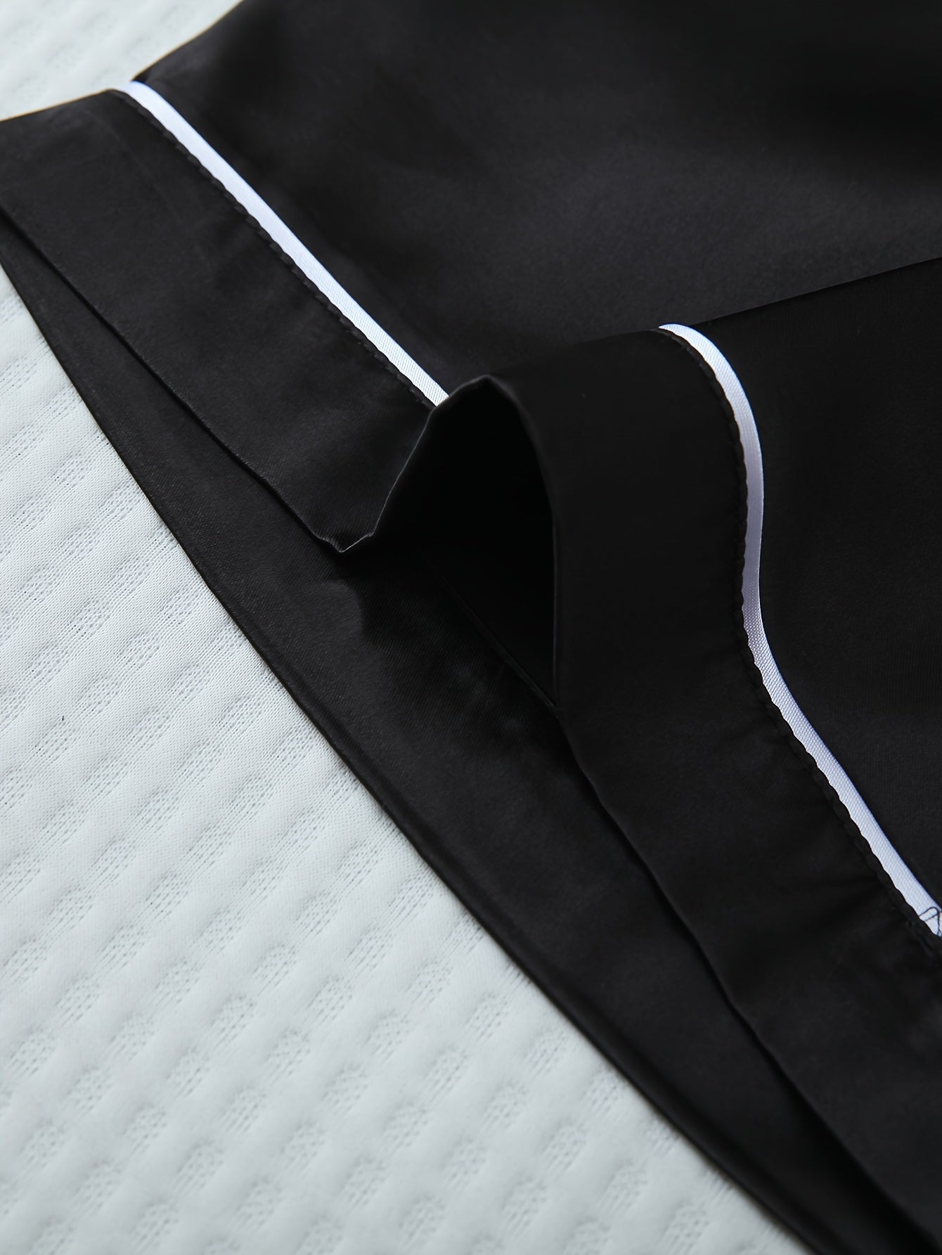 Ayollar uchun qisqa yengli dam olish kiyimlari.