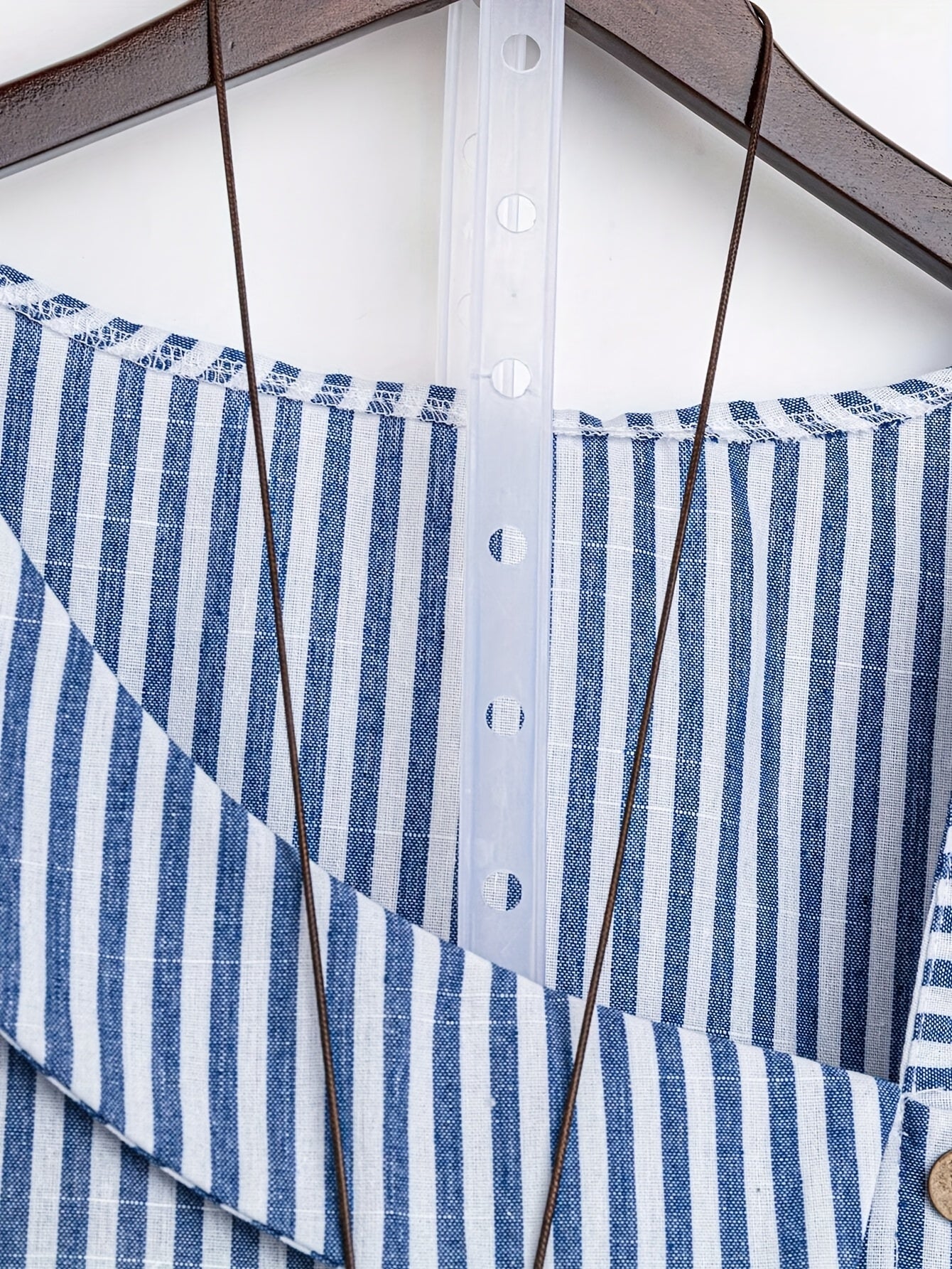 Plus o'lcham ayollar uchun chiziqli kofta yengil ko'k va oq rangda, kundalik yozgi ta'til uchun top