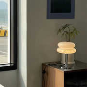 Современная стеклянная настольная лампа с USB-питанием, с функцией регулировки яркости, полированная металлическая основа и тёплый мягкий свет для различных помещений и применений. Идеально подходит для прикроватной тумбочки, настольного декора и спальни.