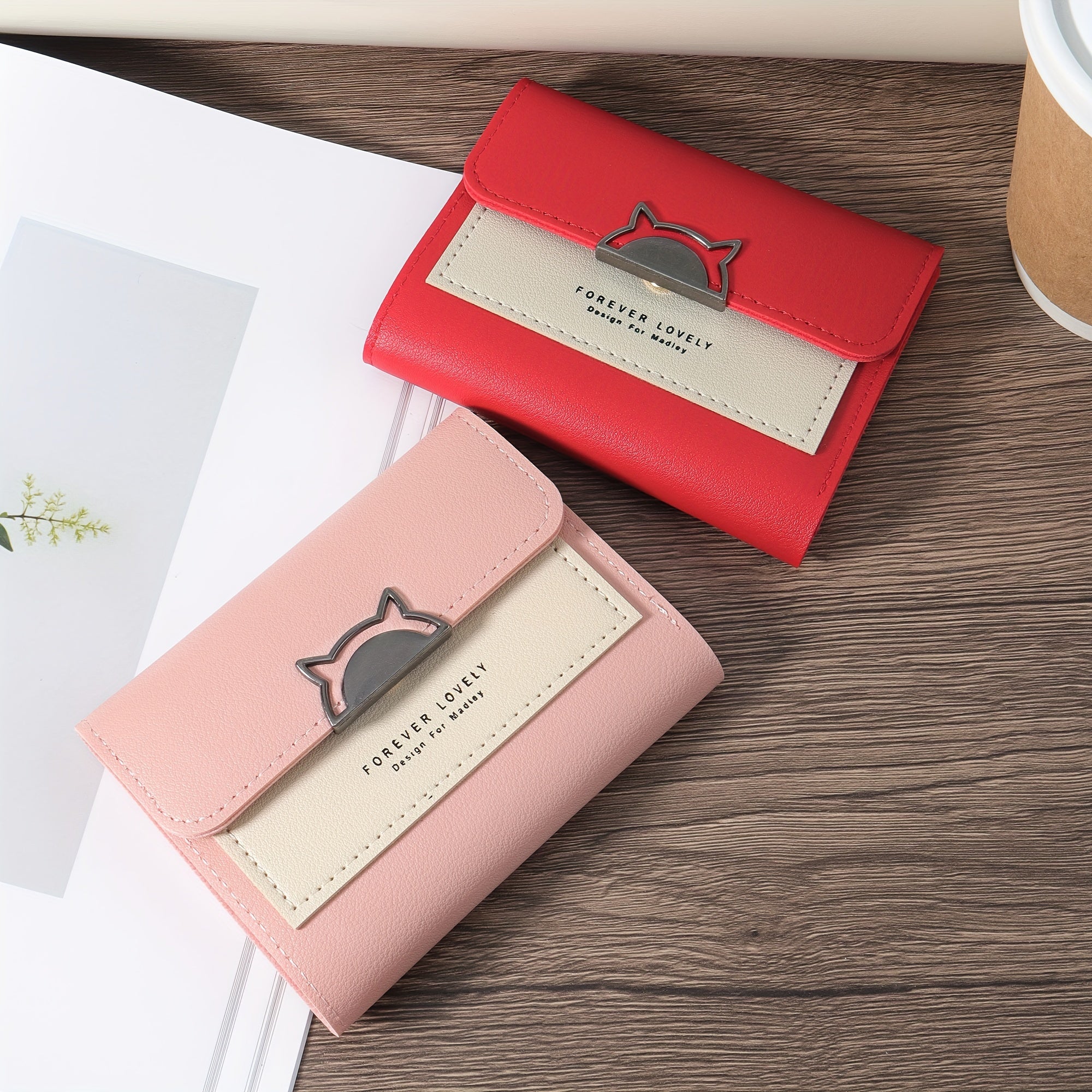 Mushuk metall bezakli, ko'p karta joylari va tangalar uchun cho'ntak bilan ixcham egiluvchan hamyon, qizil, pushti yoki qora ranglarda mavjud.