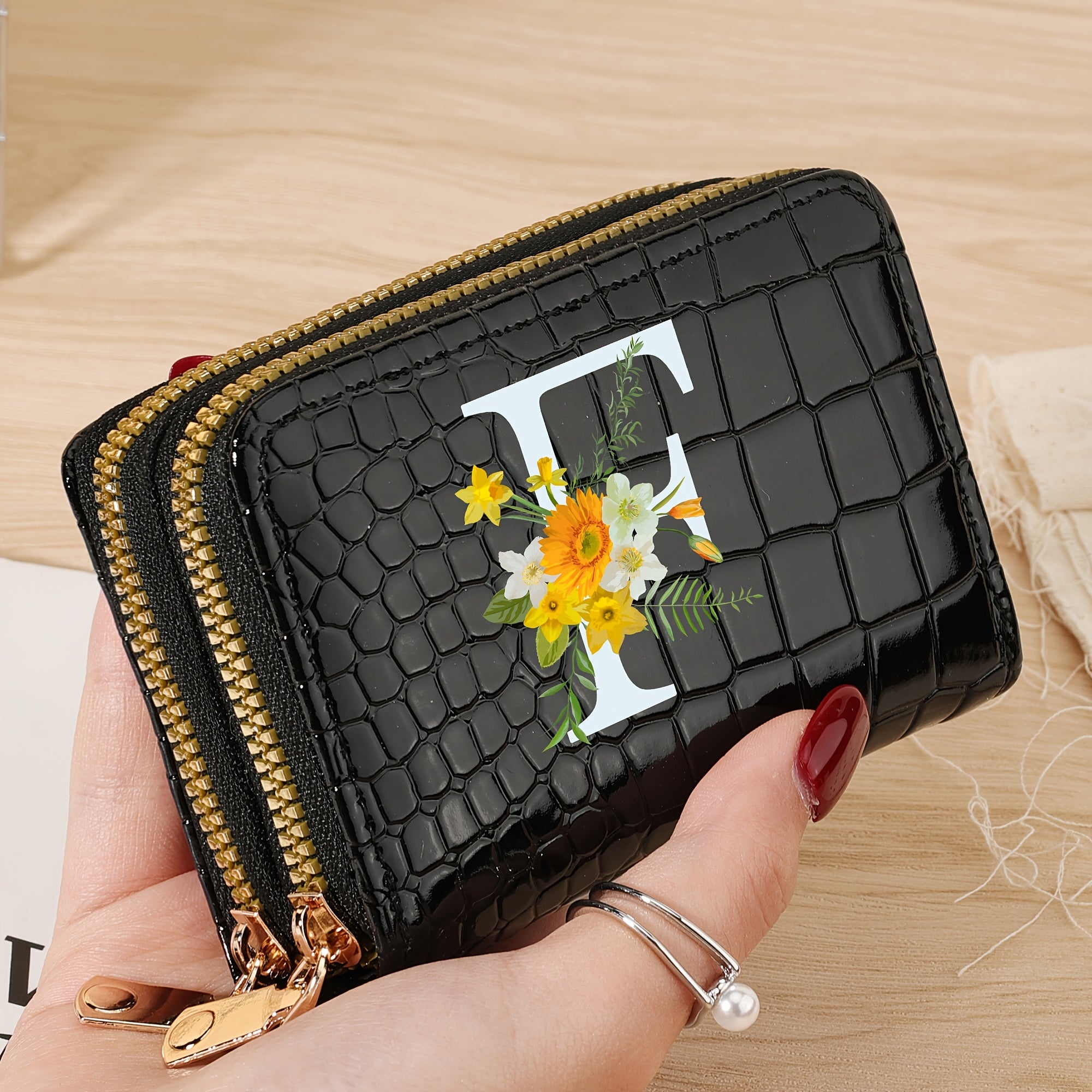 Bir nechta slotlari va zamonaviy fermuari bo'lgan mustahkam kredit karta saqlash sumkasi, maktab, yotoqxona va maktabga qaytish uchun zarur bo'lgan buyumlar uchun.