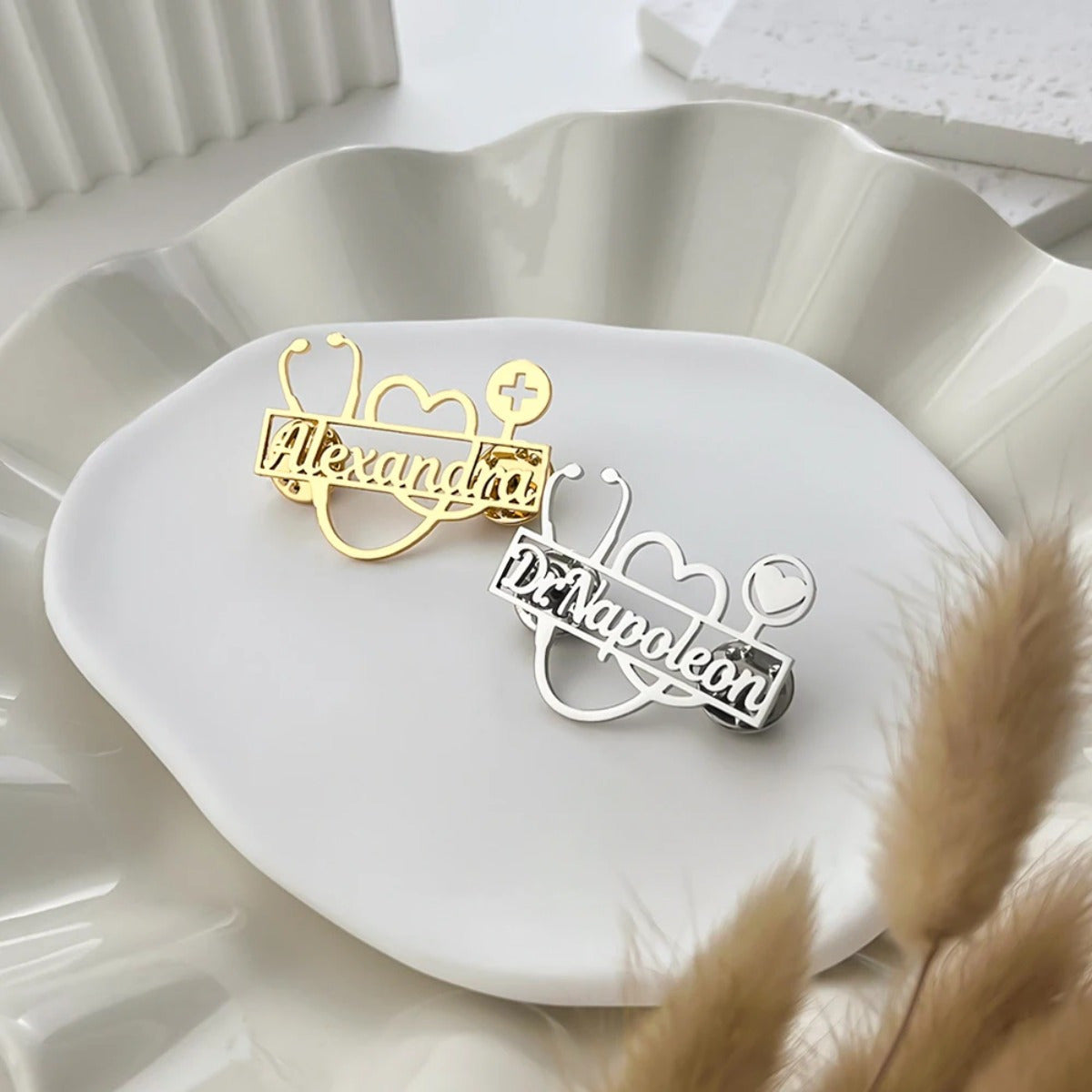 Индивидуальный любовный брошь с дизайном стетоскопа, имя и логотип на заказ, украшение из нержавеющей стали, подарок