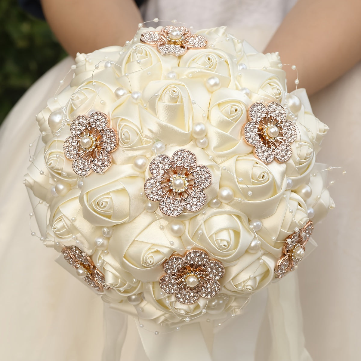Sun'iy to'y gullari buketi, rhinestone brosh va marjonlar bilan