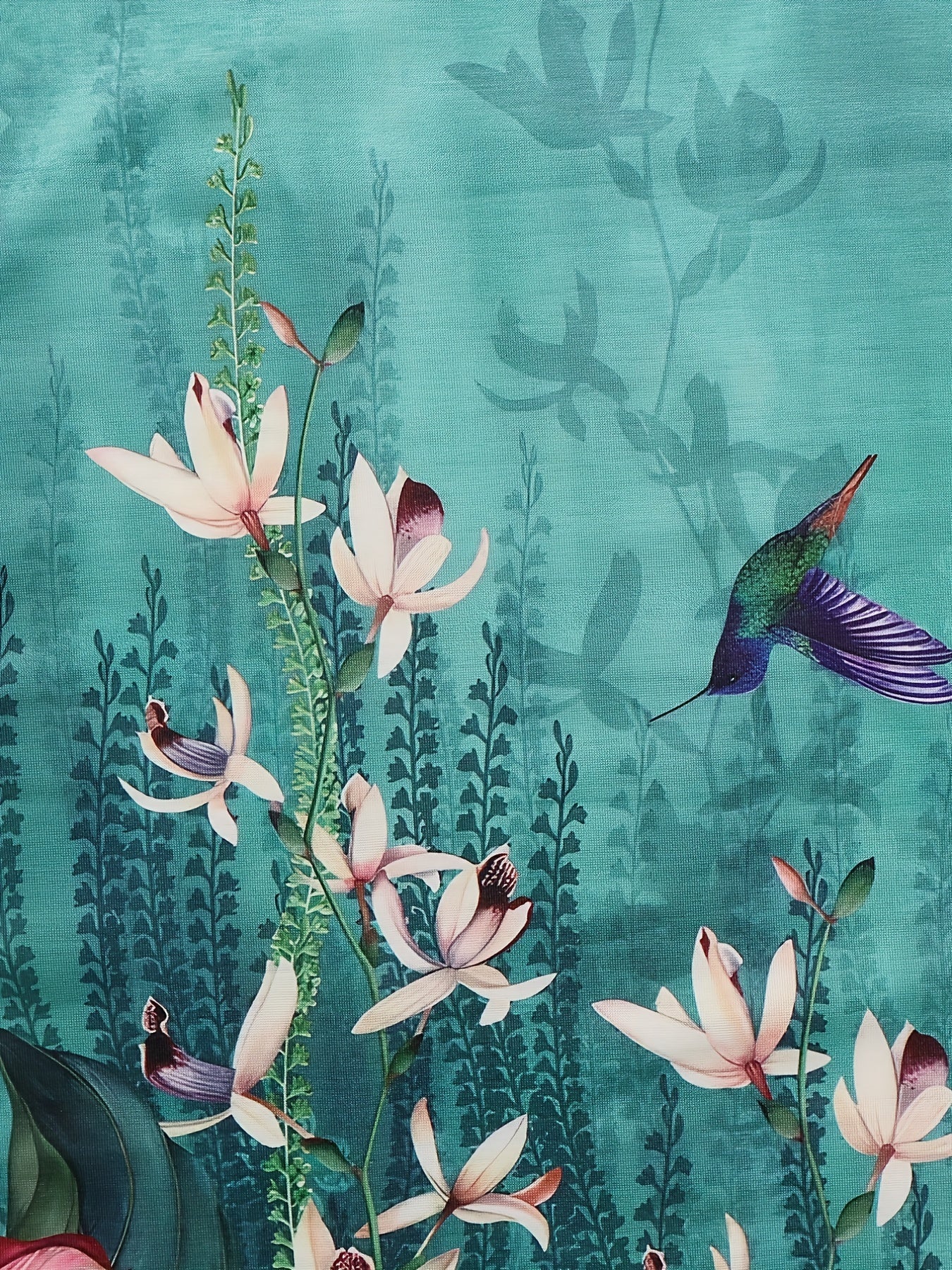 Ayollar uchun kattaroq o'lchamdagi gullar bilan bosilgan qisqa ko'ylakli, dumaloq bo'yinli, qisqa qo'lqopli T-shirt