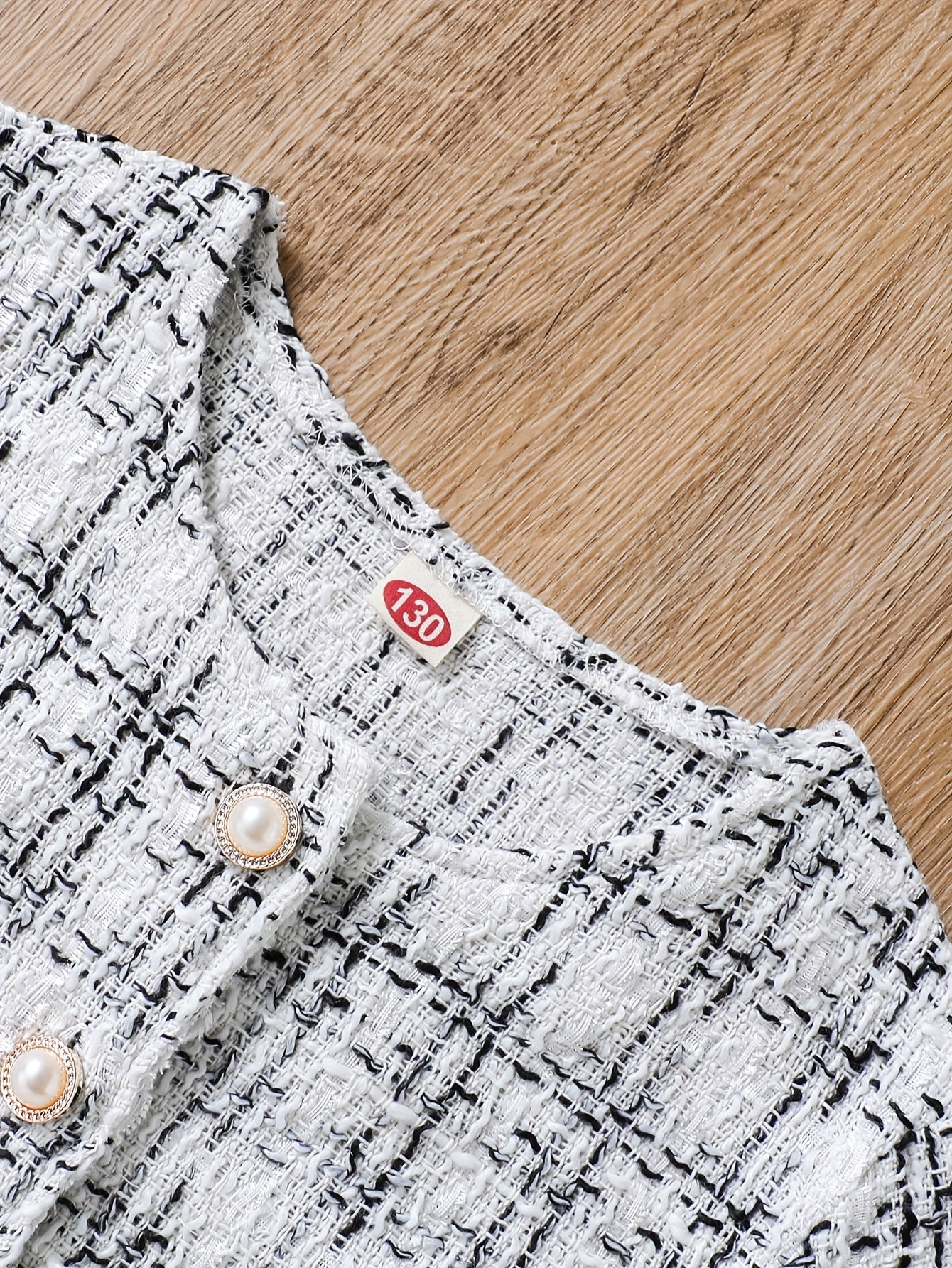 Qizlar uchun nafis to'qilgan to'qima plitkali jakkard va yubka to'plami, bahor va kuzda ochiq havoda kiyish uchun mukammal.