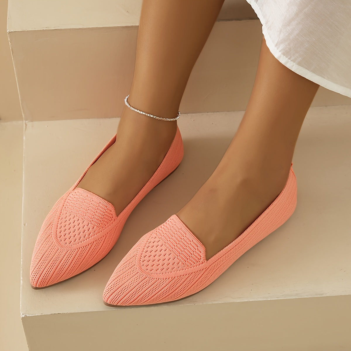 Ayollar uchun mustahkam ranglarda yumshoq, engil to'qilgan tekis poyabzal, nuqtali barmoq va havo o'tkazuvchi dizayn bilan.