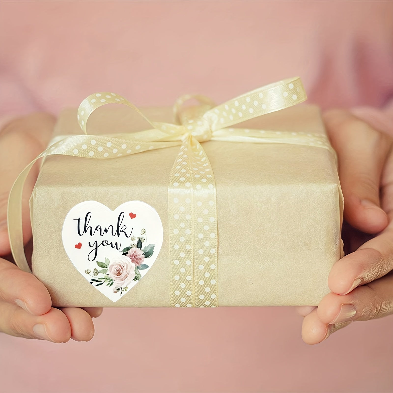 500 ta yurak gullari bilan muhrlangan etiketkalar, to'y kartalari va konvertlar uchun porloq dumaloq qog'oz stikerlar.