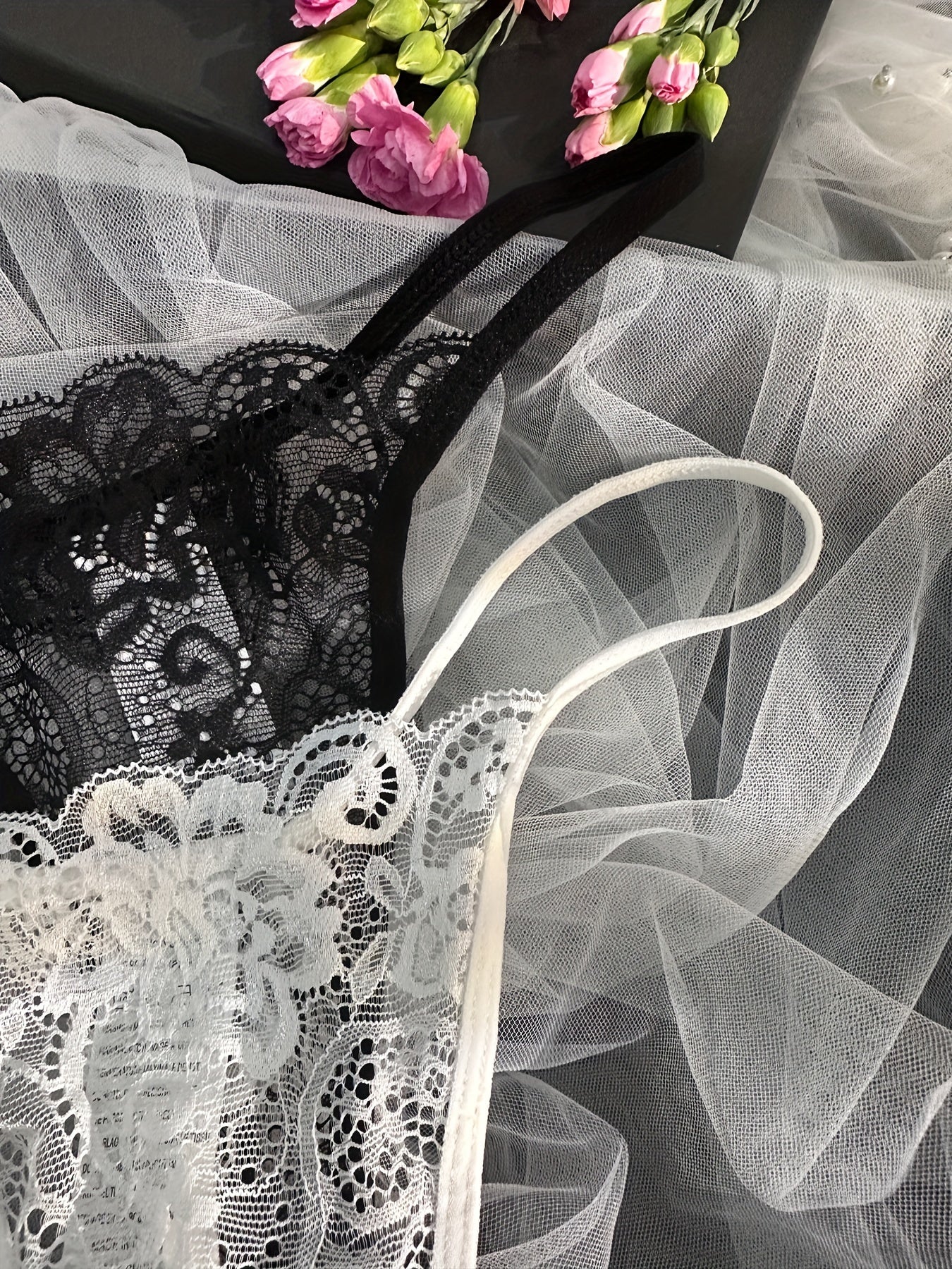 Ayollar uchun dantelli bikini to'plami: jozibali, rang-barang va nafis, o'rta balandlikdagi bel va to'qilgan mato bilan.