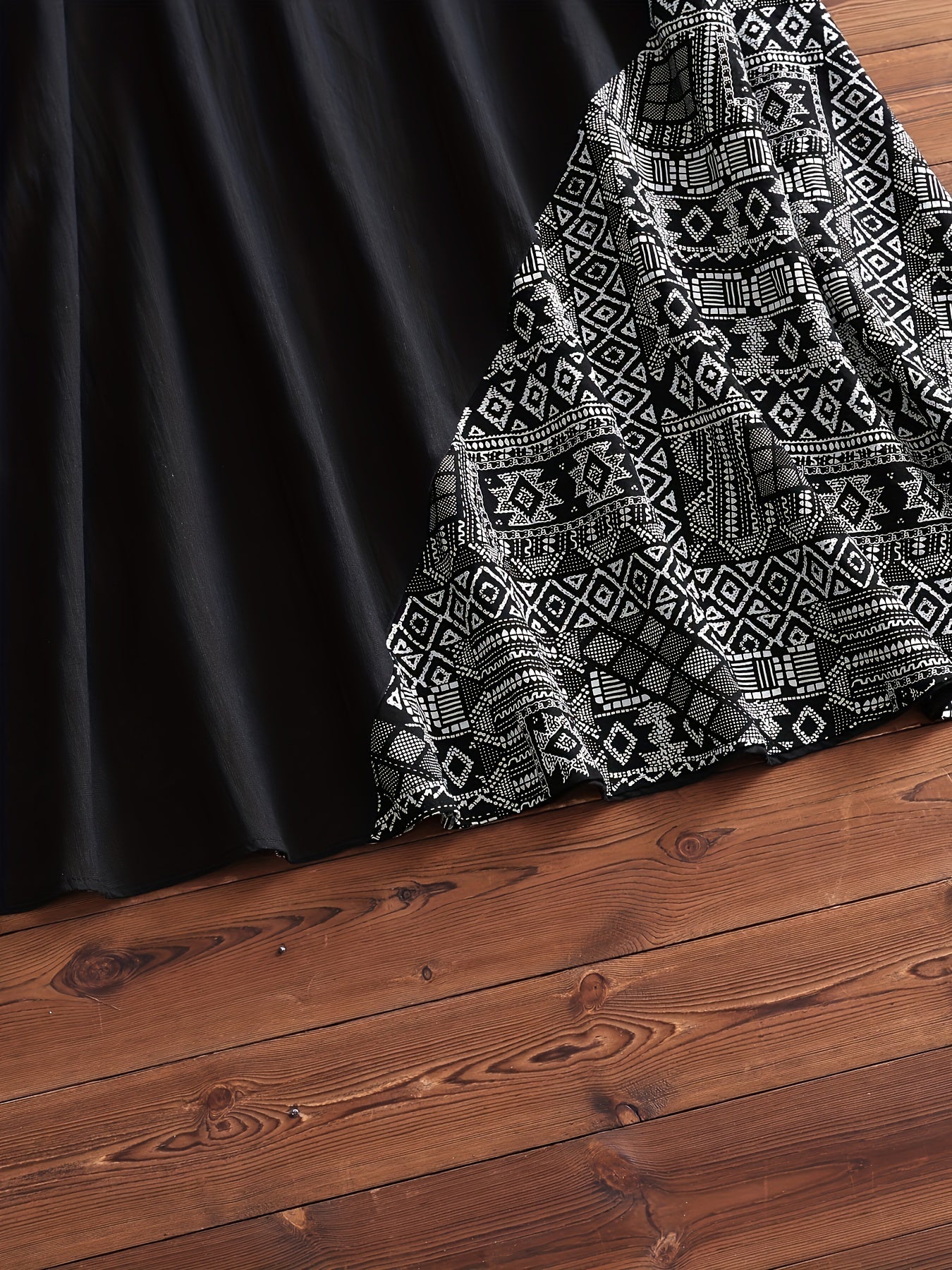 Платье из геометрического принта с заплатками из рами с короткими рукавами и круглым вырезом