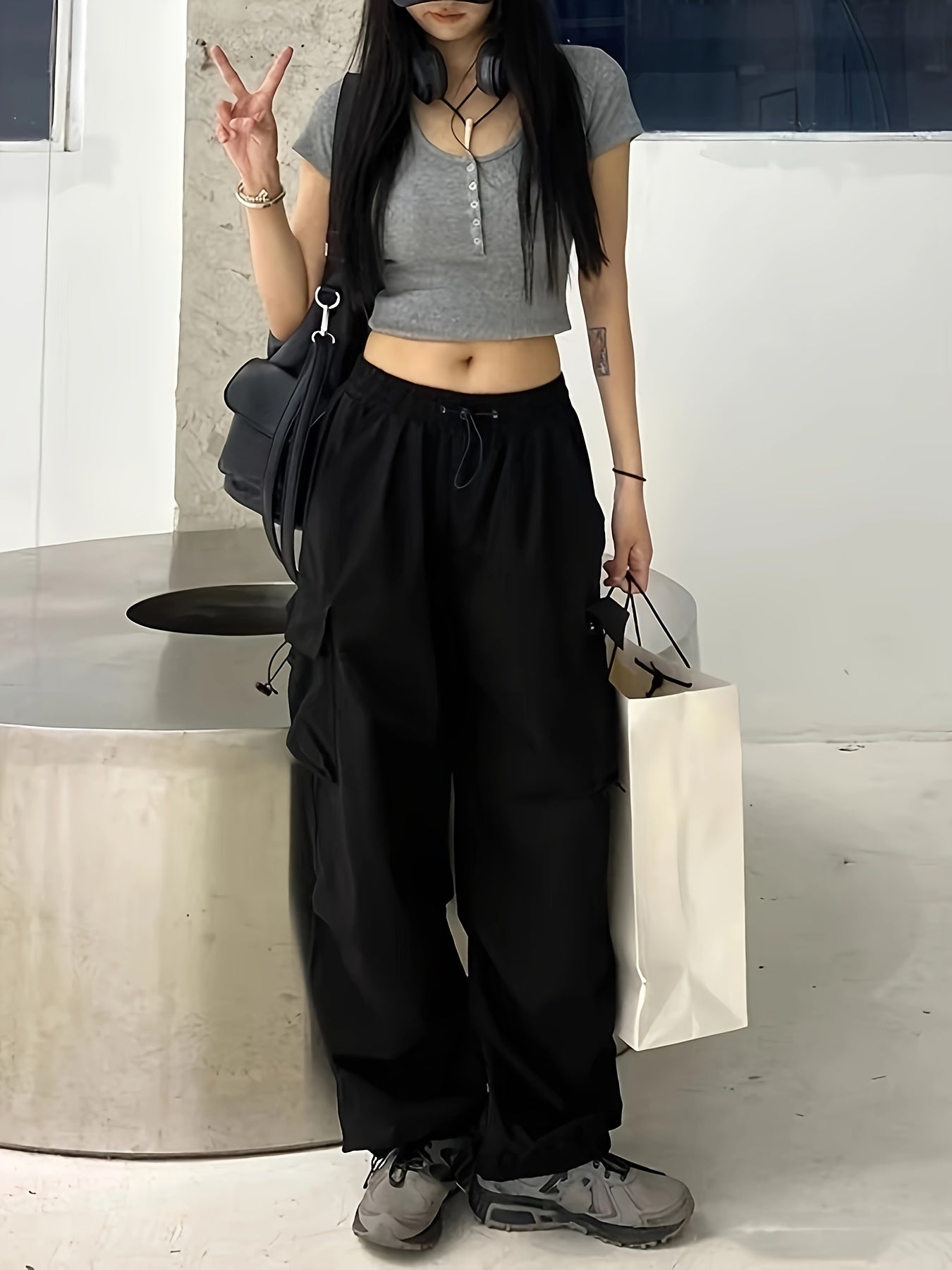 Ayollar uchun tasodifiy yuk shimlari, bir rangli polyesterdan tayyorlangan, bahor va kuz modasi uchun mukammal. Bir nechta cho'ntaklar va to'qilgan to'qima bilan ajralib turadi, kattalar uchun mos keladigan dizayn.