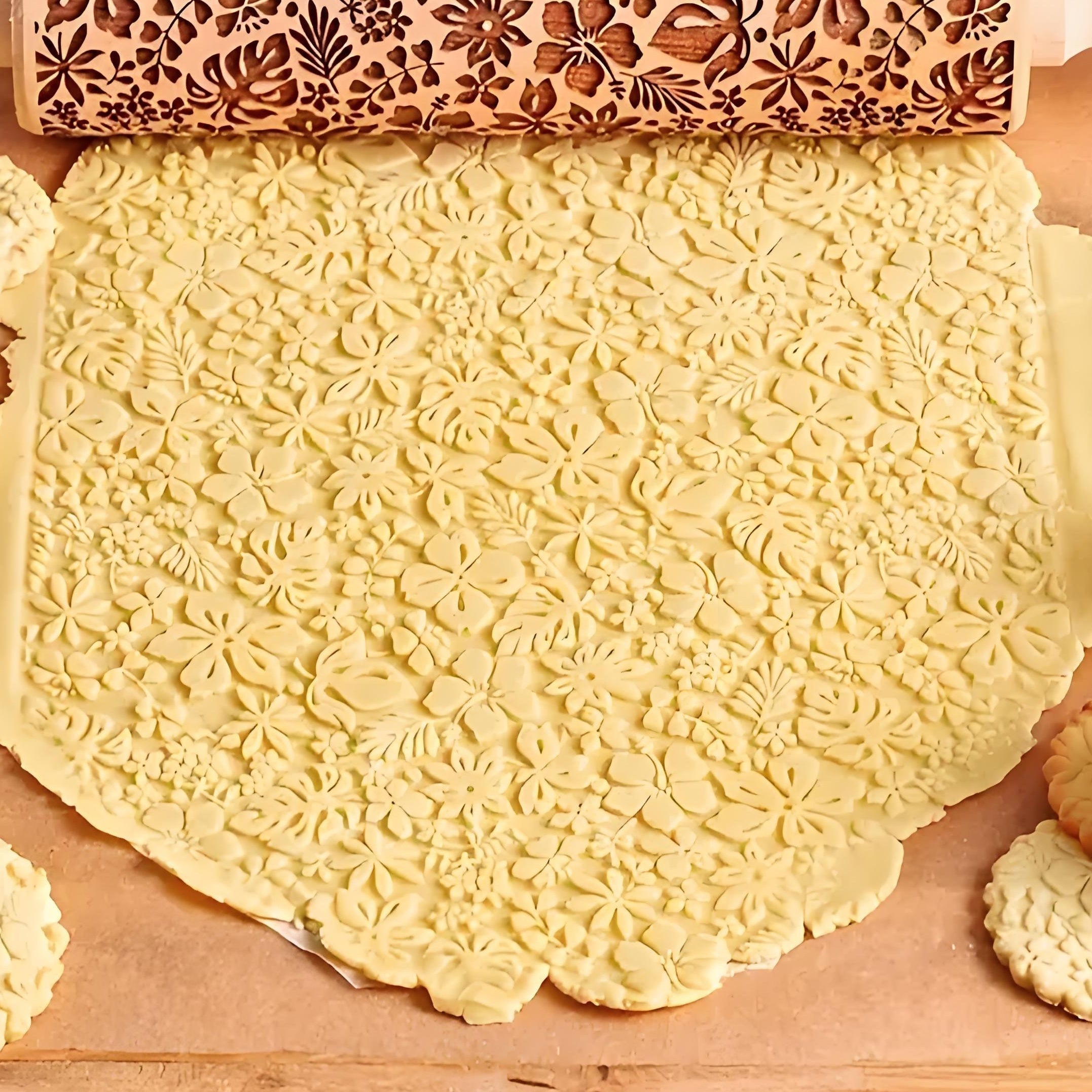 Engraved Floral Wooden Rolling Pin for Biscuit Decorating Kitchen Baking Tool