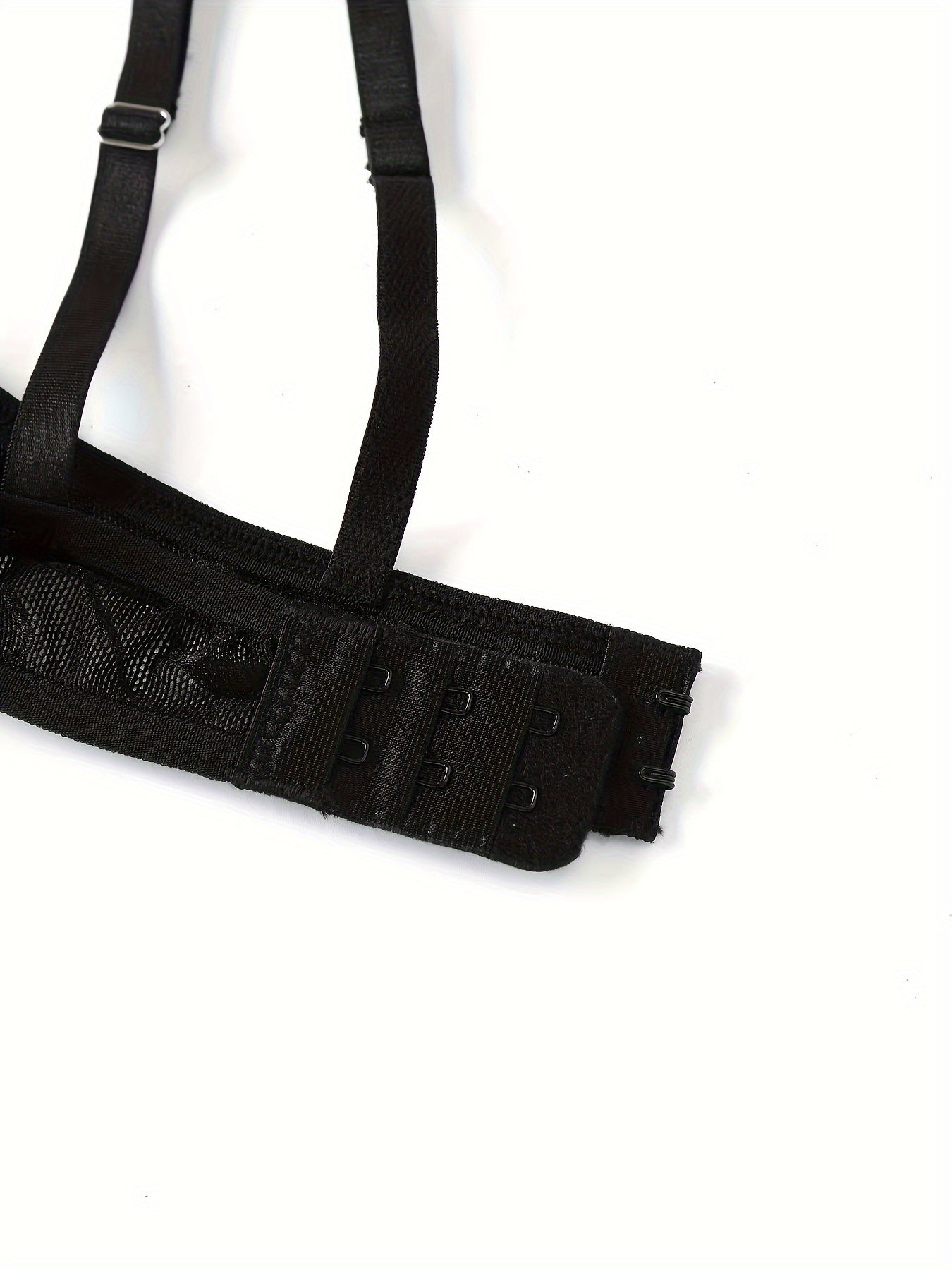 Conjunto de lencería de malla de poliéster para mujer con detalles en contraste y acentos de cadena