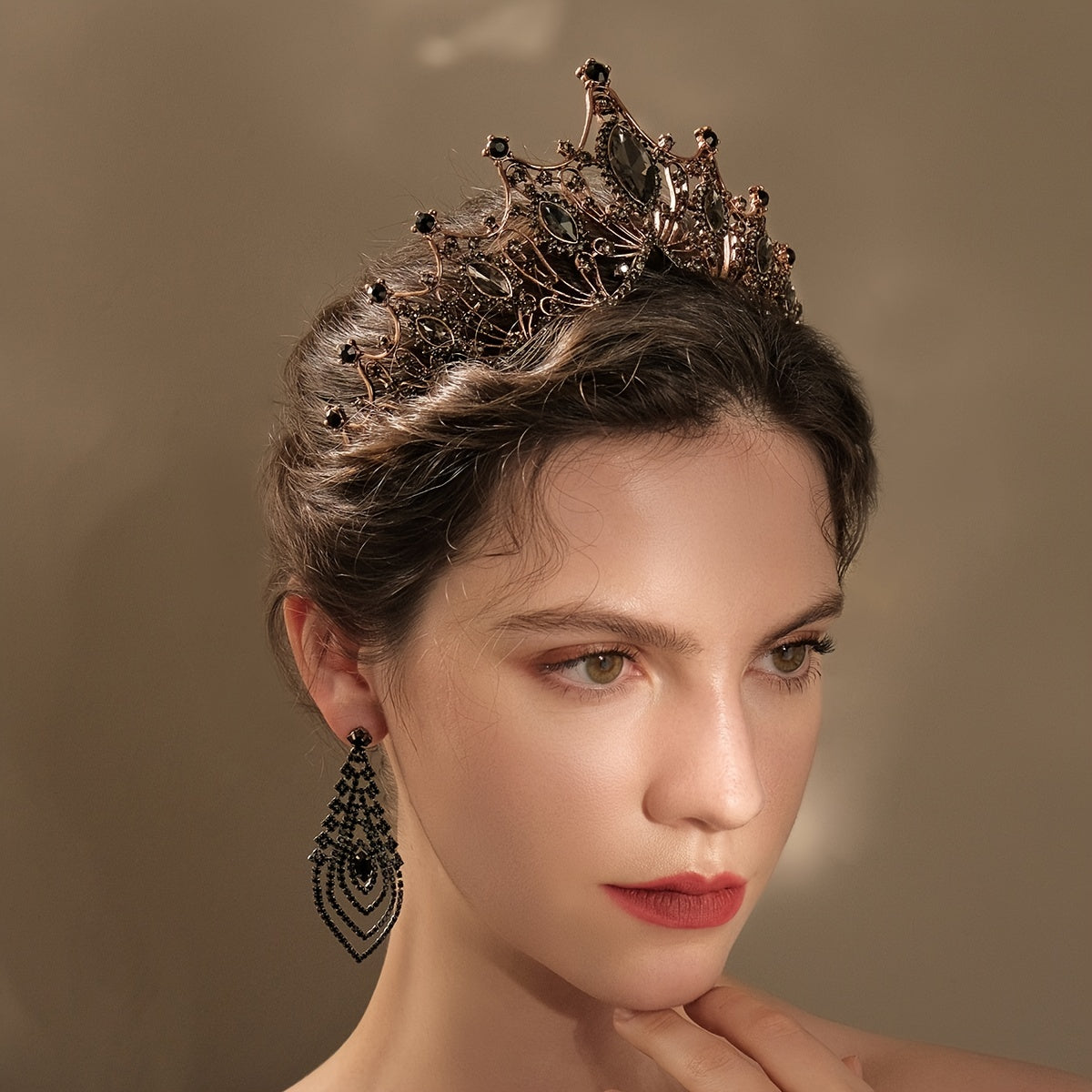 To'y va bayram uchun Rojdestvo bilan bezatilgan qora Barok to'y tiarasi