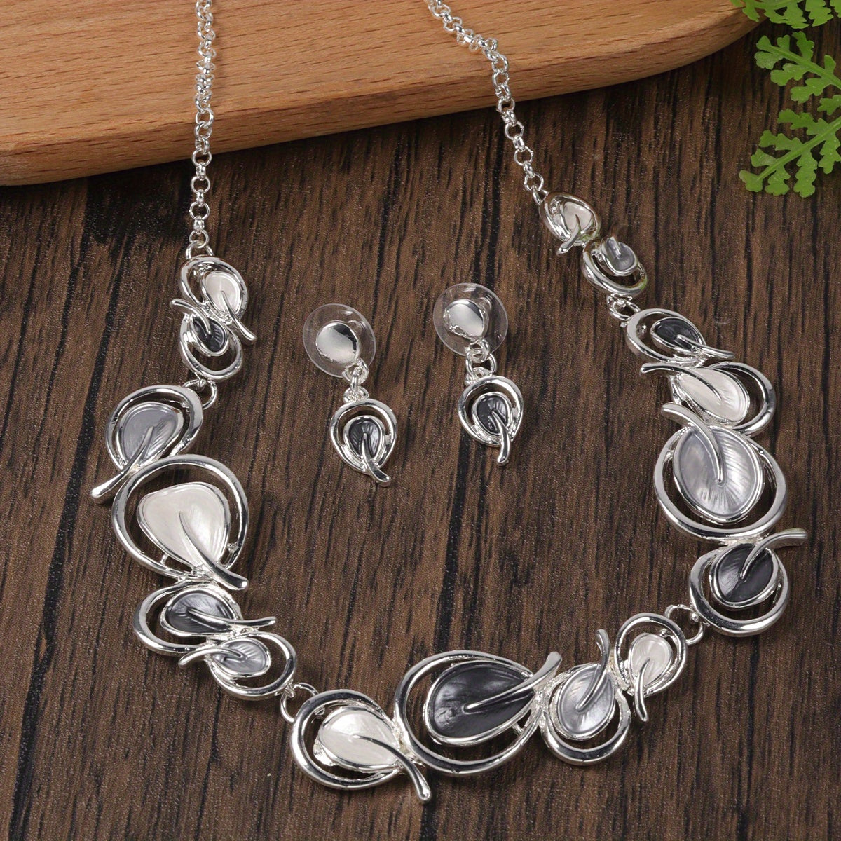 Conjunto de collar de mujer y pendientes de caída con patrón de hojas del árbol de la vida