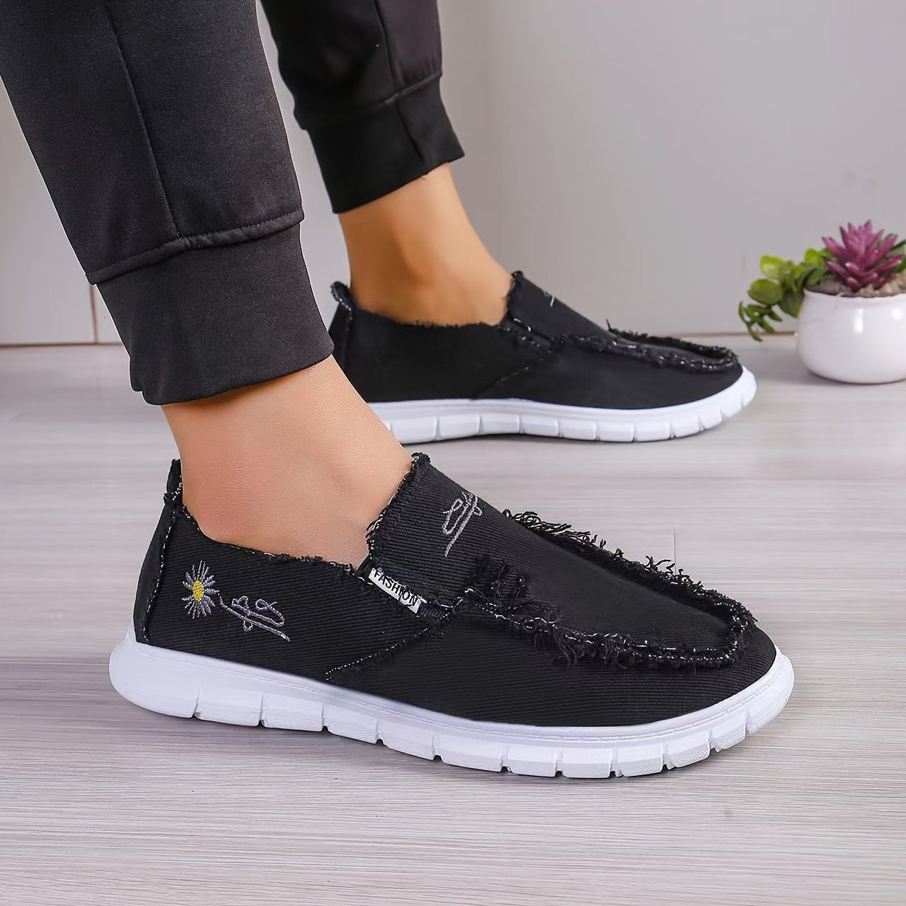 Women's Canvas Low-Top Sneakers with Daisy Design Breathable Slip-On Shoes