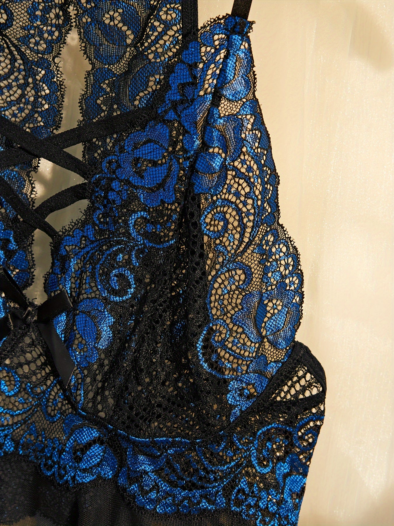 Кросс-ремешковое кружевное платье-бэбидол с комплектом стрингов для женщин, полупрозрачное с сексуальным цветным блоком.