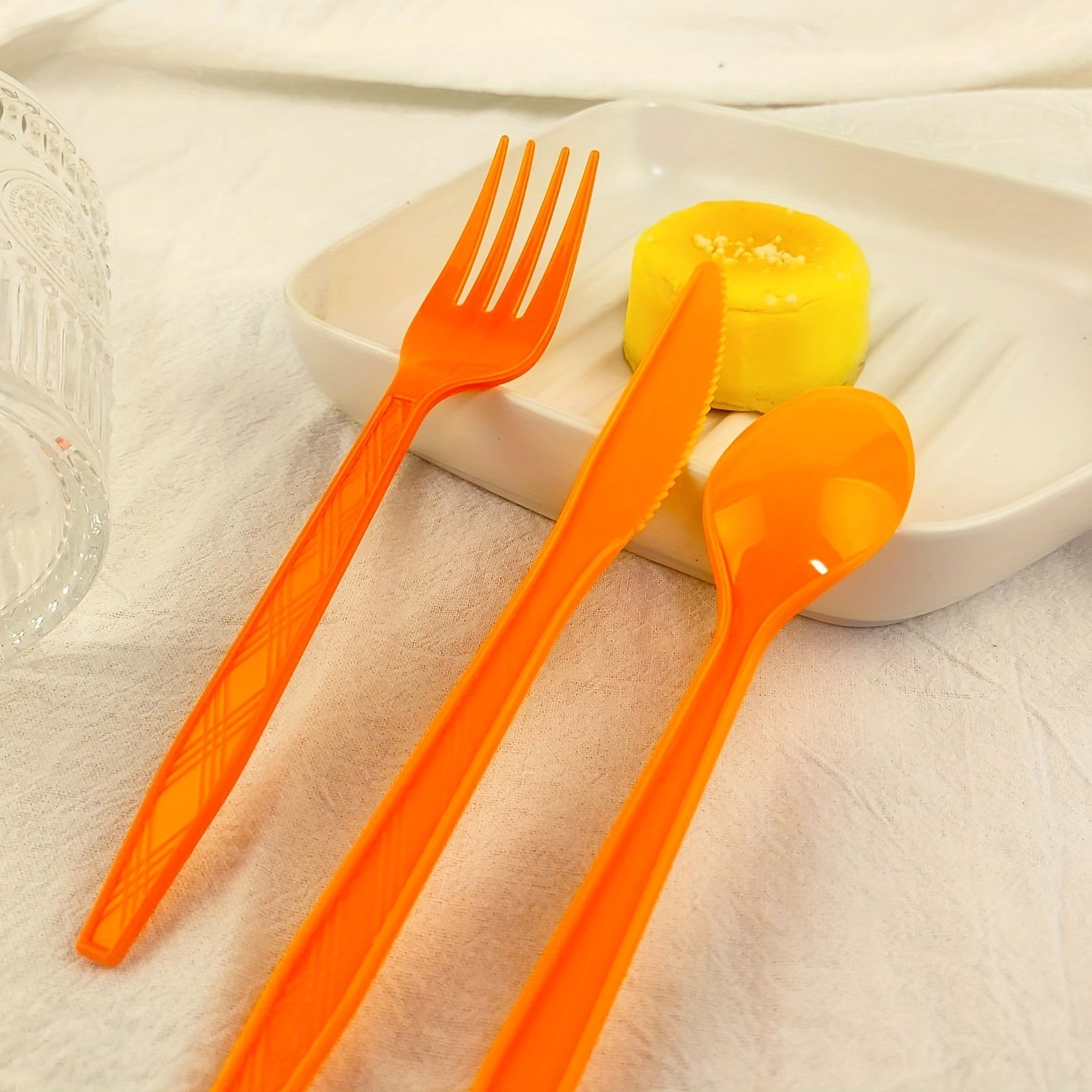 Set of 3 Colored Disposable Plastic Tableware Pieces for Weddings and Parties
