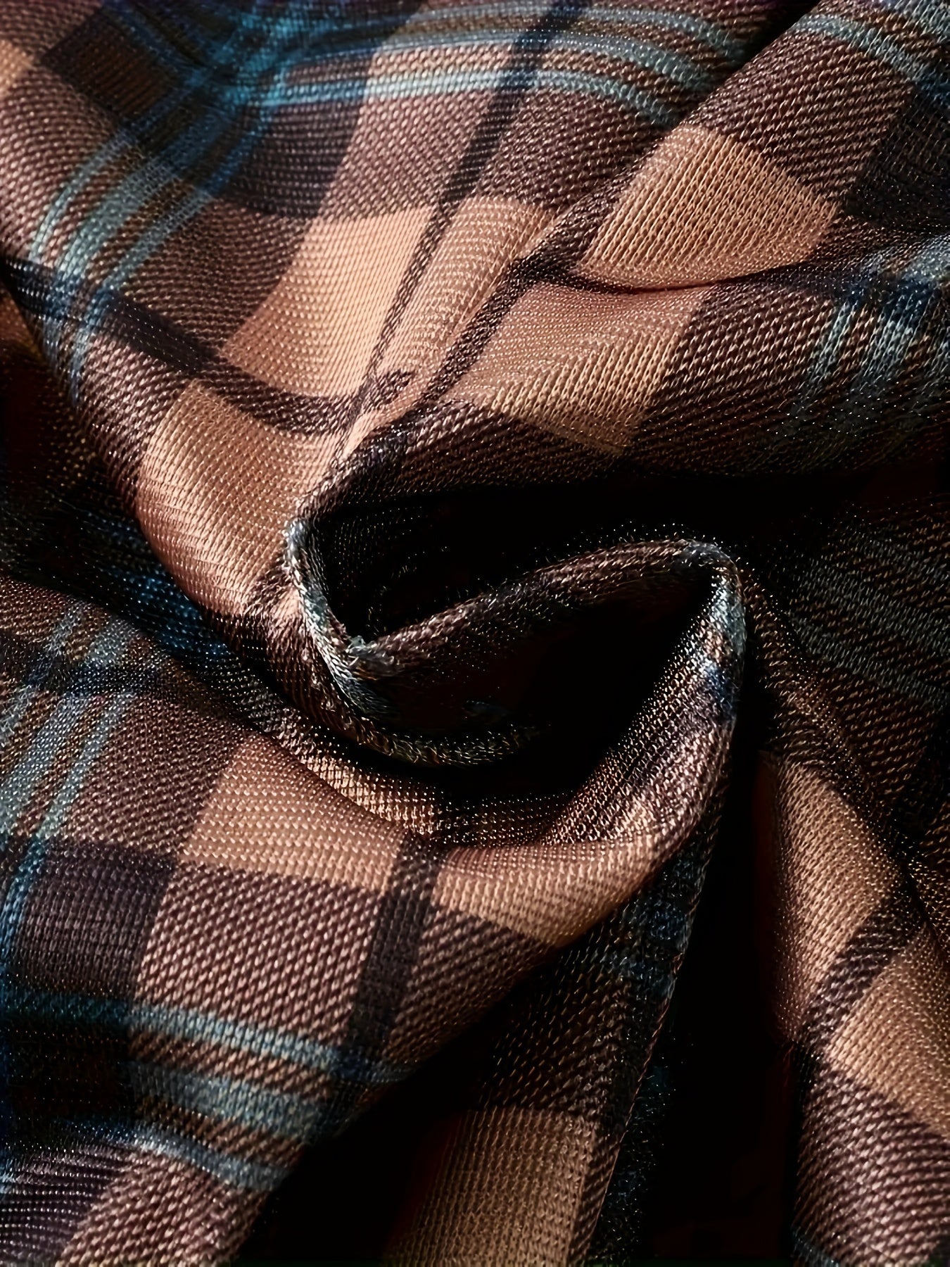 Yoz va kuzda ochiq havoda faoliyatlar uchun bir nechta cho'ntaklari bo'lgan kapuchonli yumshoq qoplama kurtka.