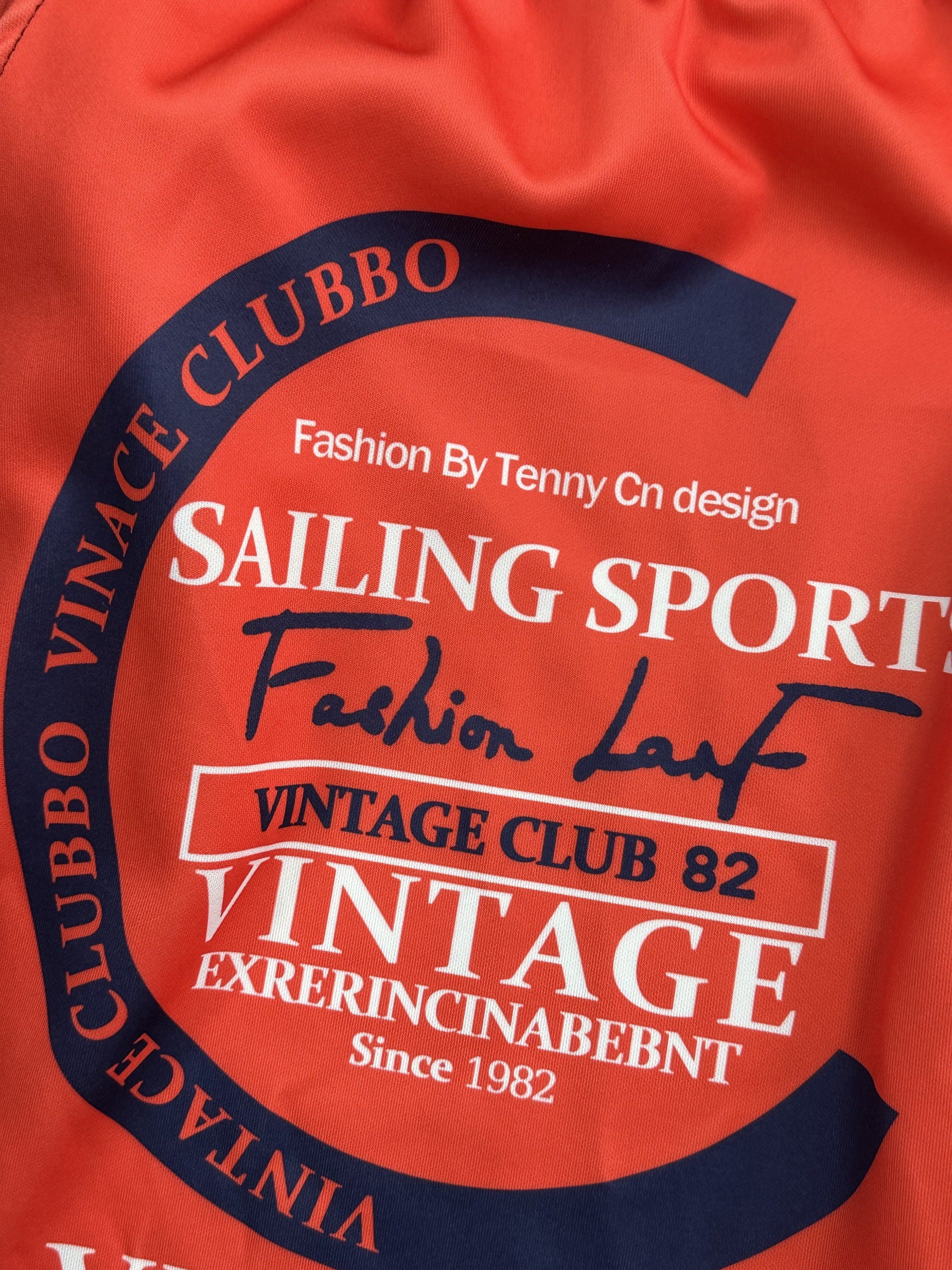 Erkaklar uchun barcha yuzasida bosma, cho'ntaklar, ozgina cho'ziluvchan, oddiy mos keladigan va bir nechta ranglar va katta o'lchamlarda mavjud bo'lgan nafas oladigan sport shimlar.