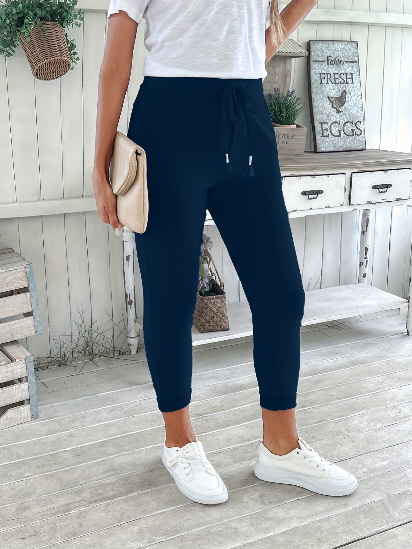 Pantalones jogger con cordón azul marino para mujer hechos de poliéster elástico con bolsillos