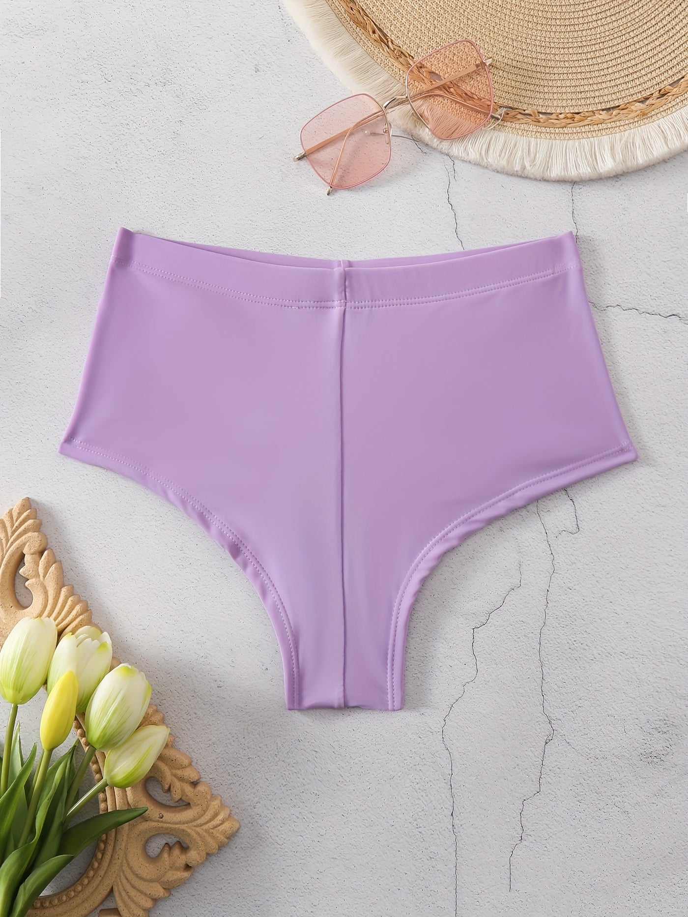 Yumshoq rangli yuqori cho'ziluvchan bikini pastki qismi, to'plangan, jozibali yuqori kesim uslubi.