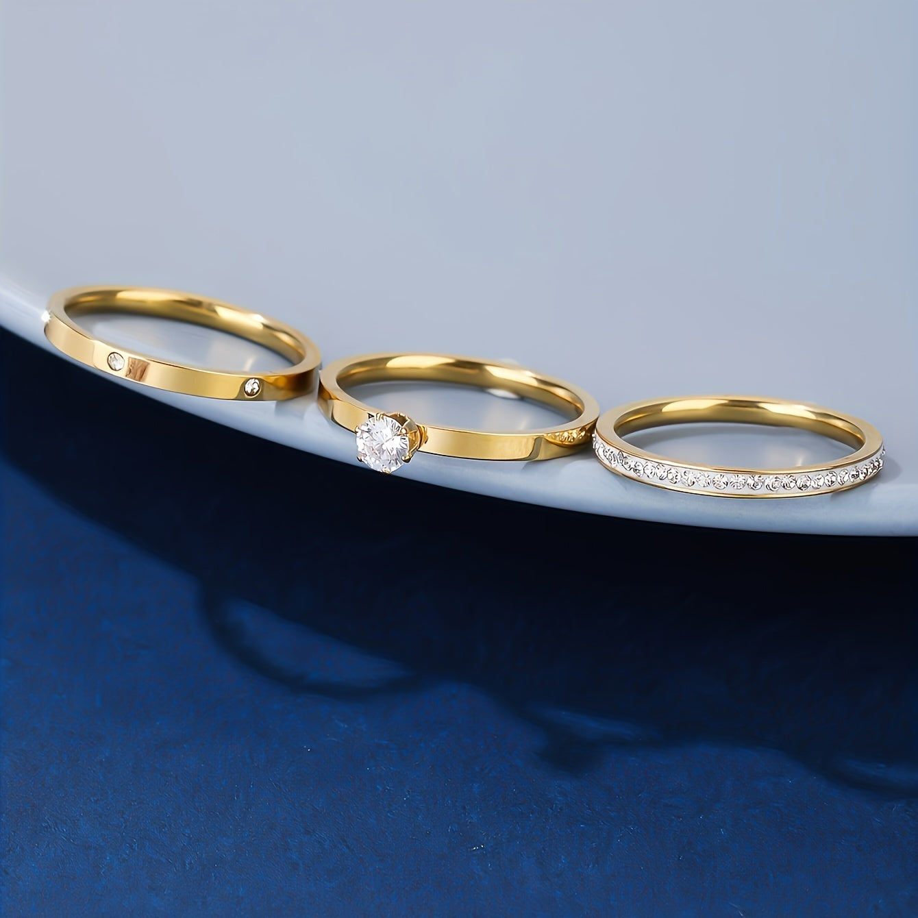 Juego de 3 anillos de acero inoxidable dorado con detalles de zirconia para mujeres