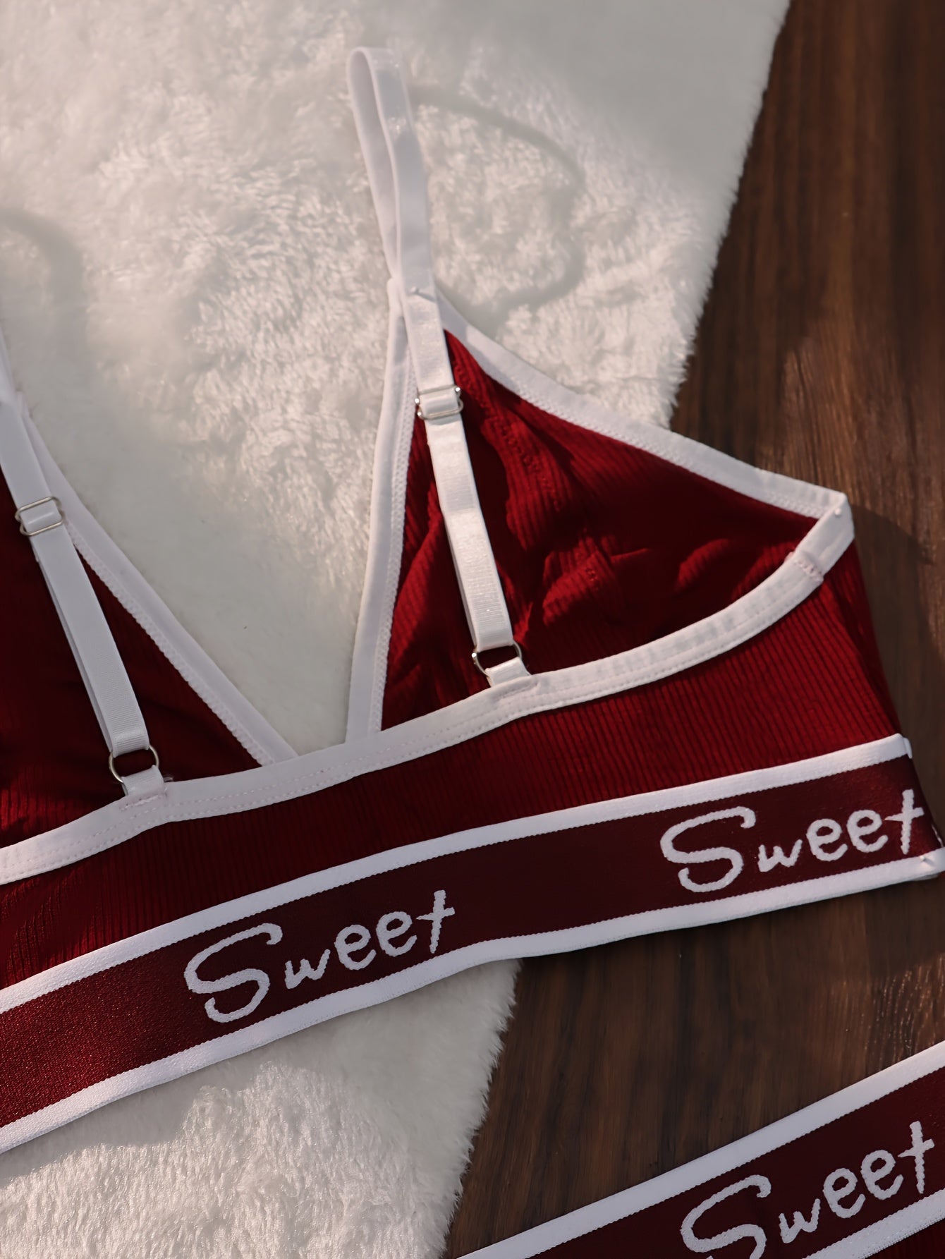 Ayollar uchun rangli blokli kamzuli brassiy va thong bilan harf bosma, sport ichki kiyim to'plami.