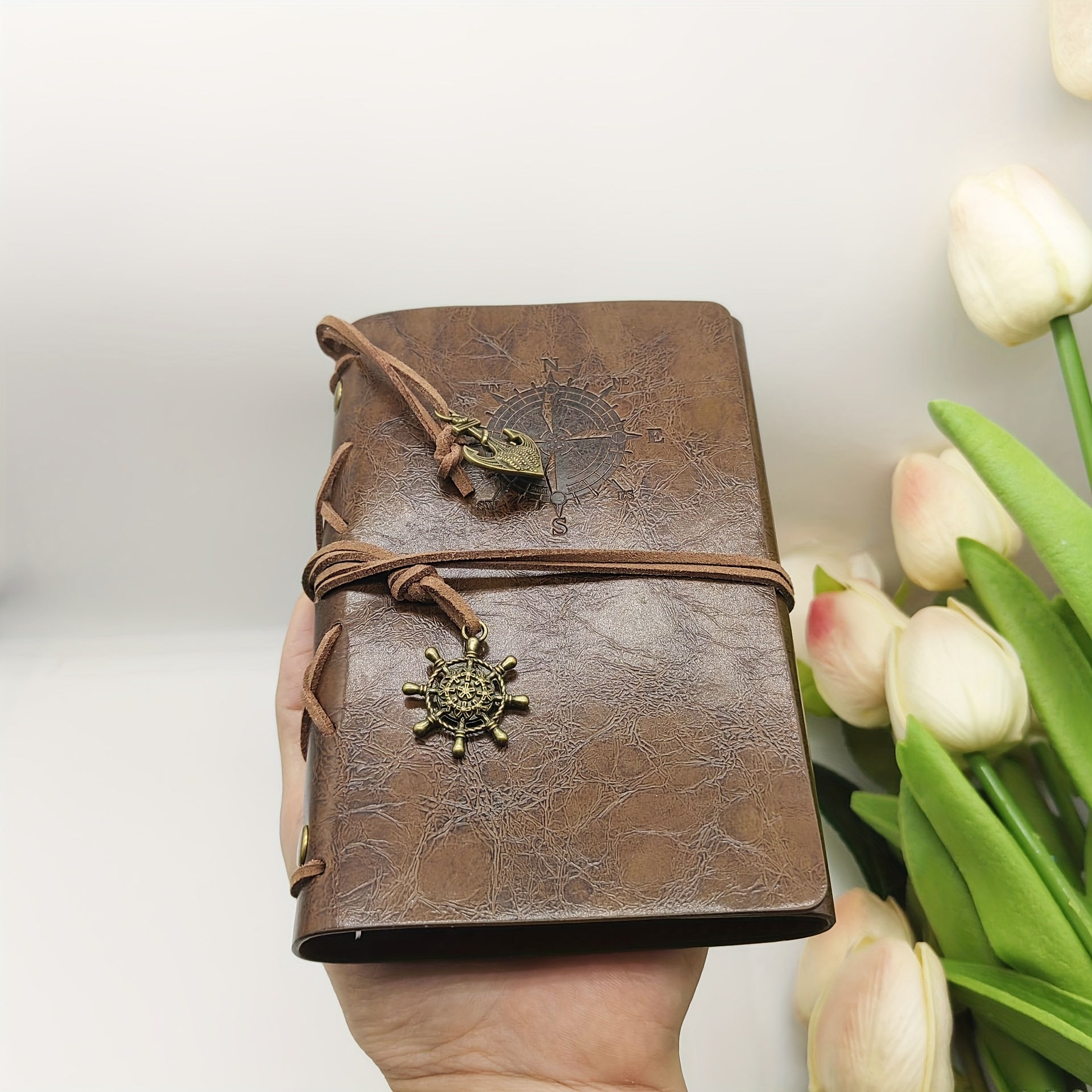 Eski uslubdagi jurnallar, mat qoplama, oddiy chiziqlar, spiral halqa bog'lash, qaroqchi dizayni va retro uslub.