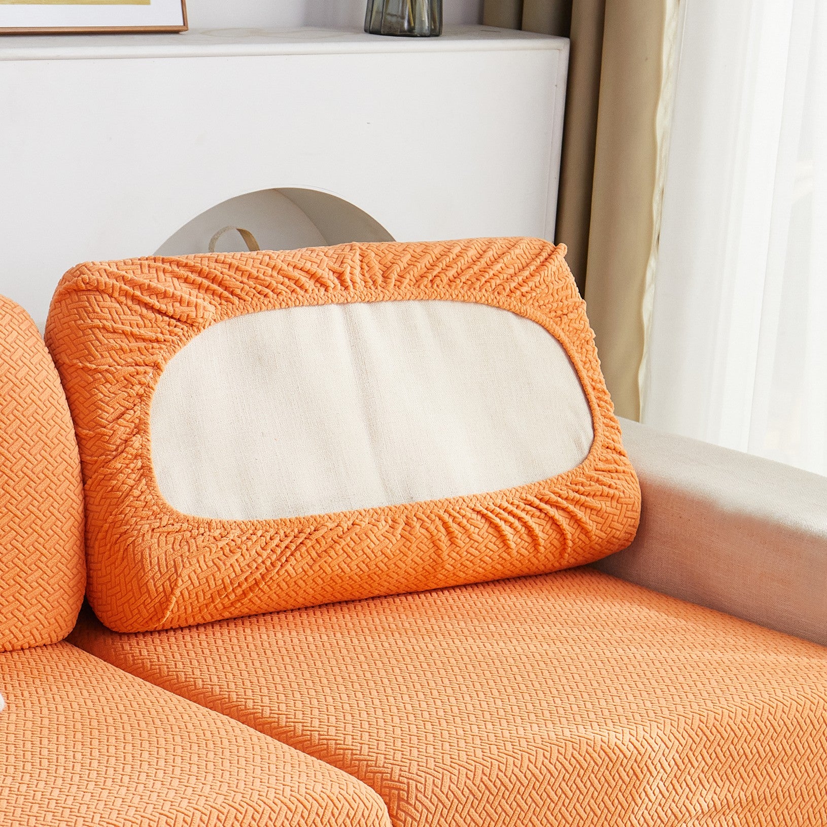 Современный серый чехол для подушки дивана с эластичной посадкой и мягкой текстурированной тканью. Машинная стирка для повышения комфорта в гостиной.