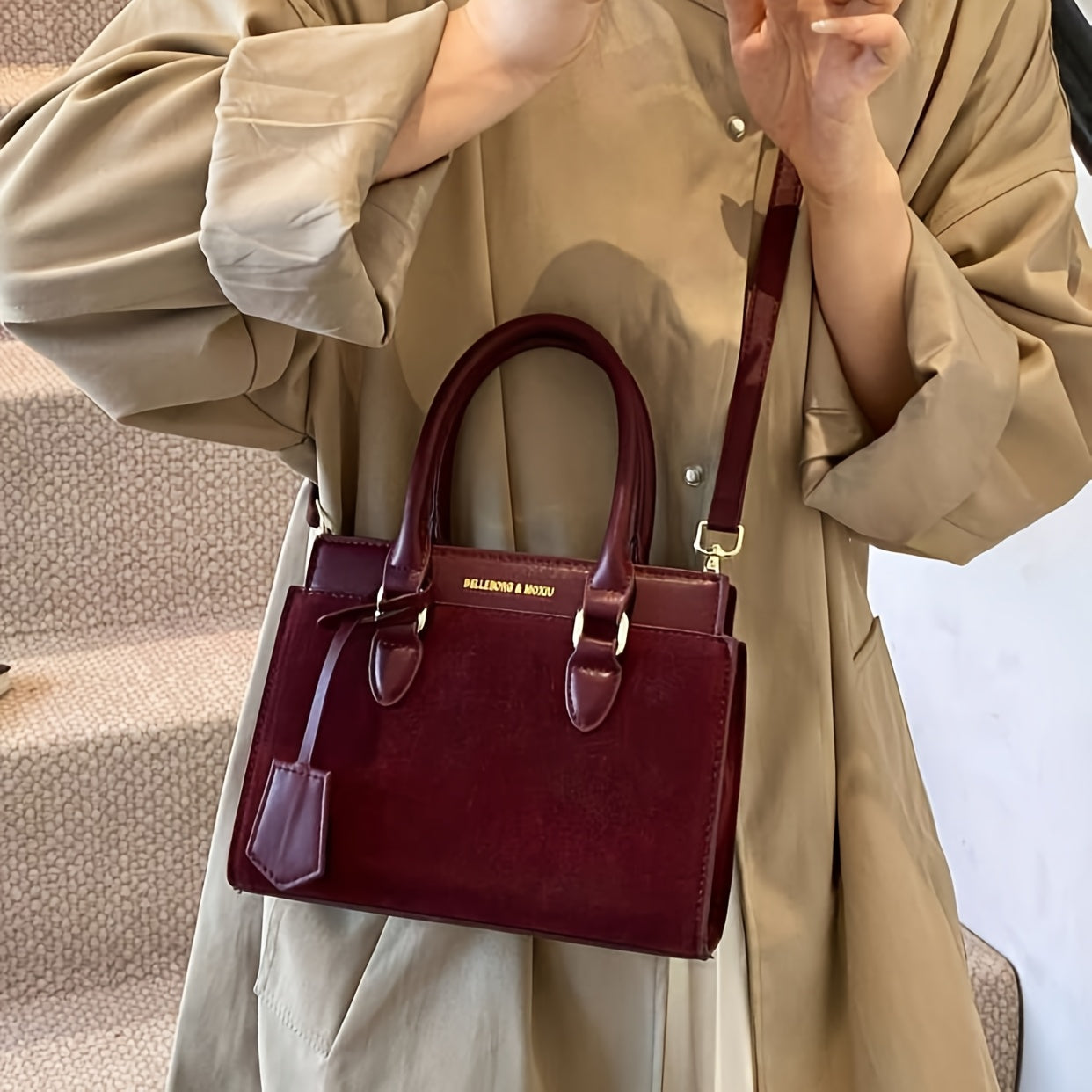 Элегантная бордовая сумка-тоут с золотистой фурнитурой, съемным плечевым ремнем и застежкой на молнии для женщин.