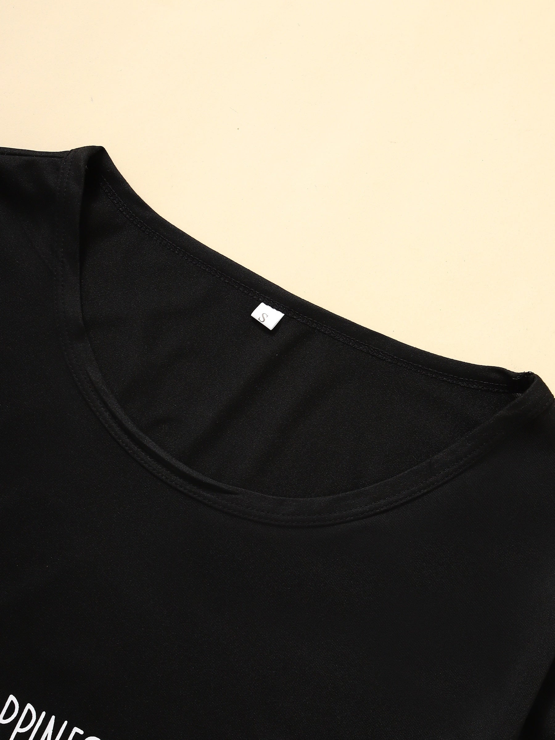 Комплект женской домашней одежды с принтом арбуза и буквами, включающий футболку с коротким рукавом и эластичные шорты.