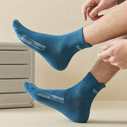 40 ta qora erkaklar uchun o'rtacha balandlikdagi paypoqlar, nafas oladigan, ribbed tuzilishga ega, polyester va spandeks aralashmasidan tayyorlangan, faqat qo'l bilan yuvish tavsiya etiladi.