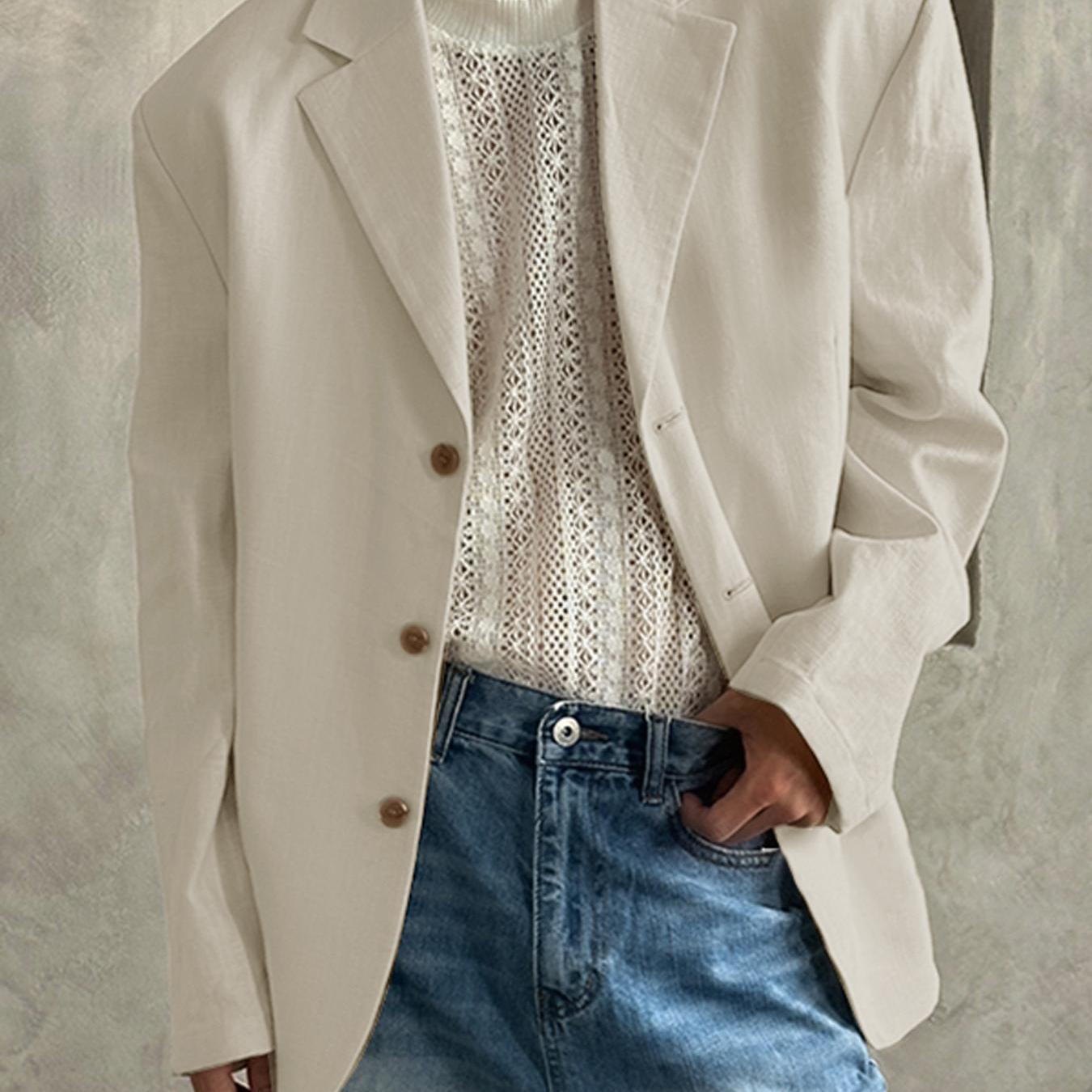 Erkaklar uchun tor kesimli engil blazer, bir rangli polyester matodan tayyorlangan. Uzoq yenglar, burma yaka, tugmachali old qismi mavjud, tasodifiy va ziyofat kiyimlari uchun mos. Mashinada yuvish mumkin.