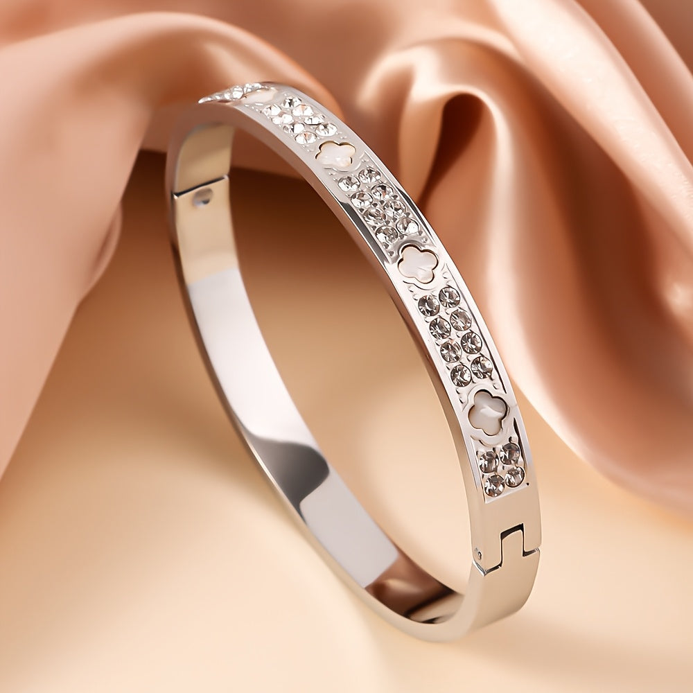 Zamonaviy zanglamas po'latdan yasalgan bangle bilaguzuk, porloq to'rt yaproqli qovoq dizayni bilan - oltin va kumush ranglarda mavjud, har kuni kiyish yoki o'ylangan sovg'a sifatida mukammal.