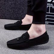 Erkaklar uchun qora kanvas slip-on loafers, tassel detali, kauchuk taglik va barcha mavsumlar uchun mato astar. Zamonaviy va qulay kanvas poyabzal.