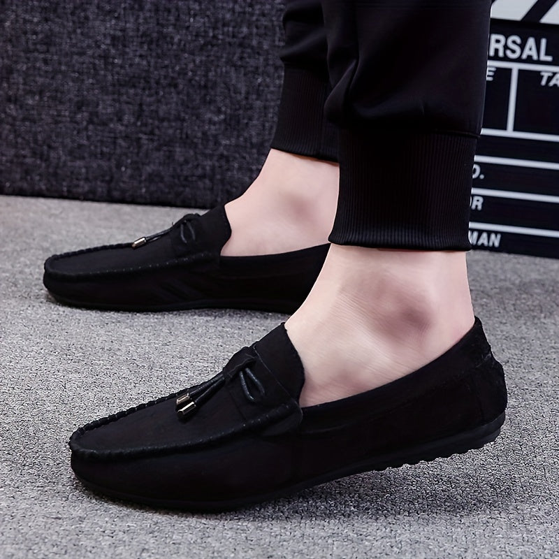 Erkaklar uchun qora kanvas slip-on loafers, tassel detali, kauchuk taglik va barcha mavsumlar uchun mato astar. Zamonaviy va qulay kanvas poyabzal.