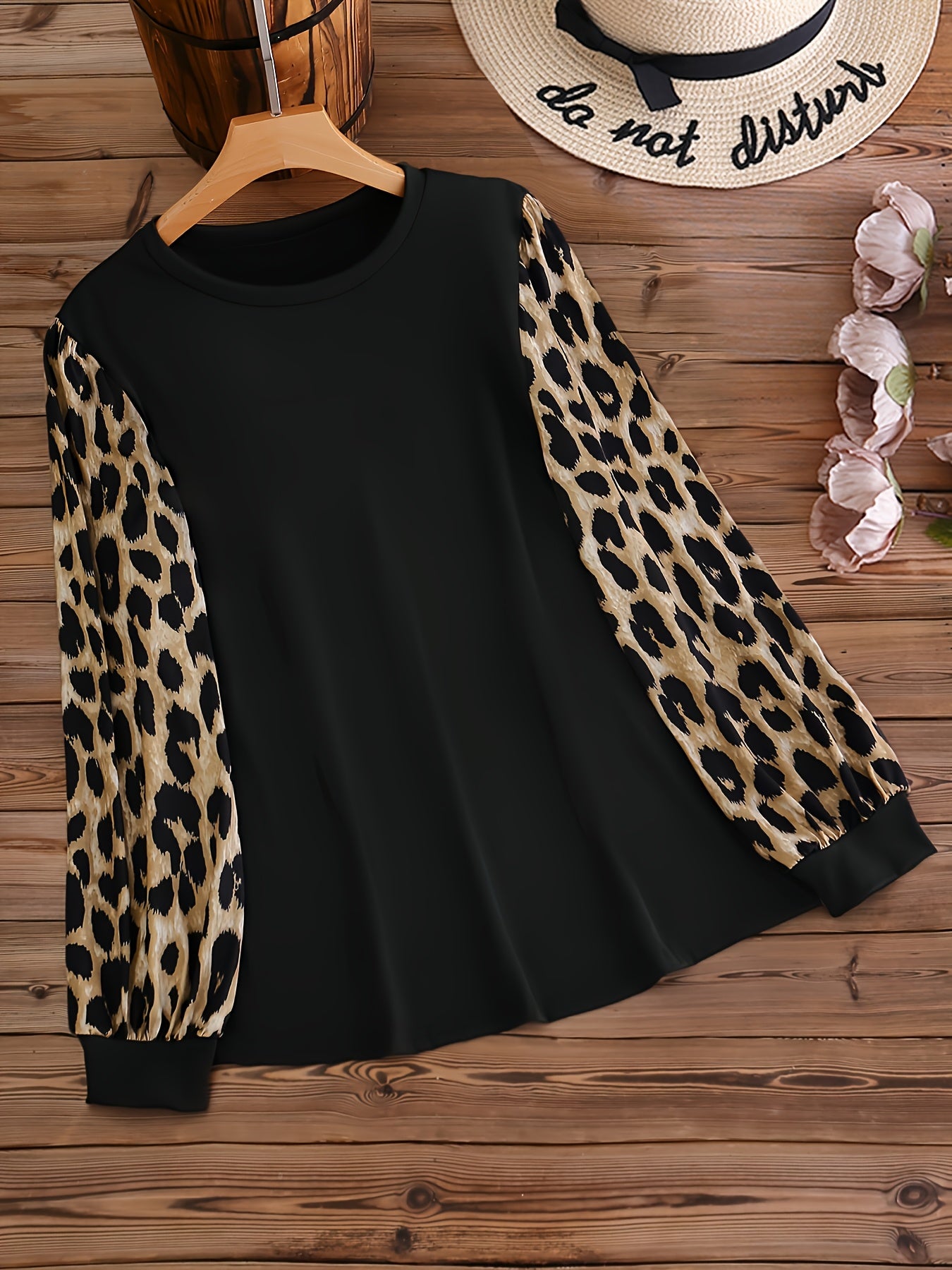 Klassik polyester to'qima matodan tayyorlangan, o'rtacha cho'zilishga ega bo'lgan, bahor/kovak uchun mo'ljallangan, plus o'lchamdagi rangli blok leopard naqshli crew neck futbolka.