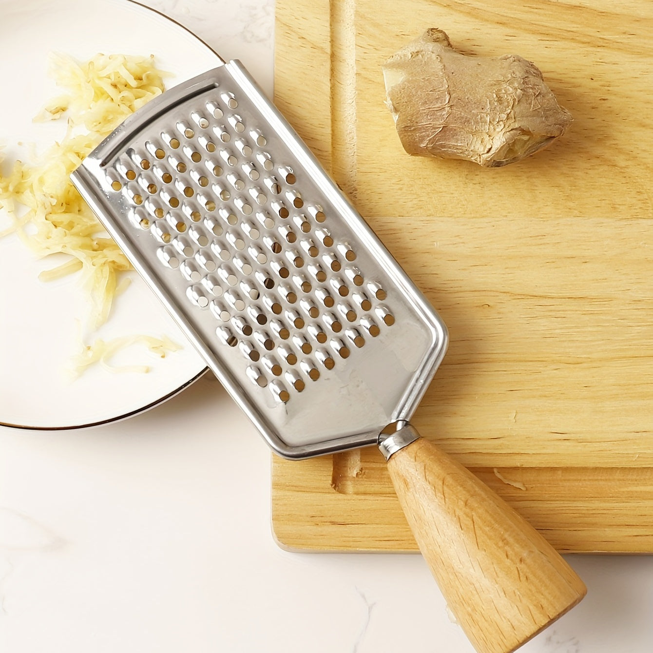 Rallador de alimentos de acero inoxidable con mango de madera de haya para queso y uso en la cocina