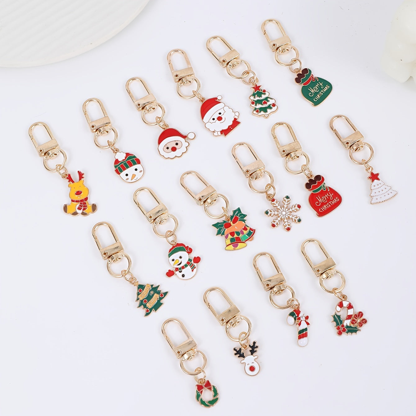 [Eng yaxshi tanlov] 16 ta Rojdestvo mavzusidagi kalit zanjirlar to'plami, Santa, Qorqiz, Qor to'plari, Shirinlik tayoqlari, Qozonlar va Qor odamining sevimli karton qotishma metall dizaynlarini o'z ichiga oladi.