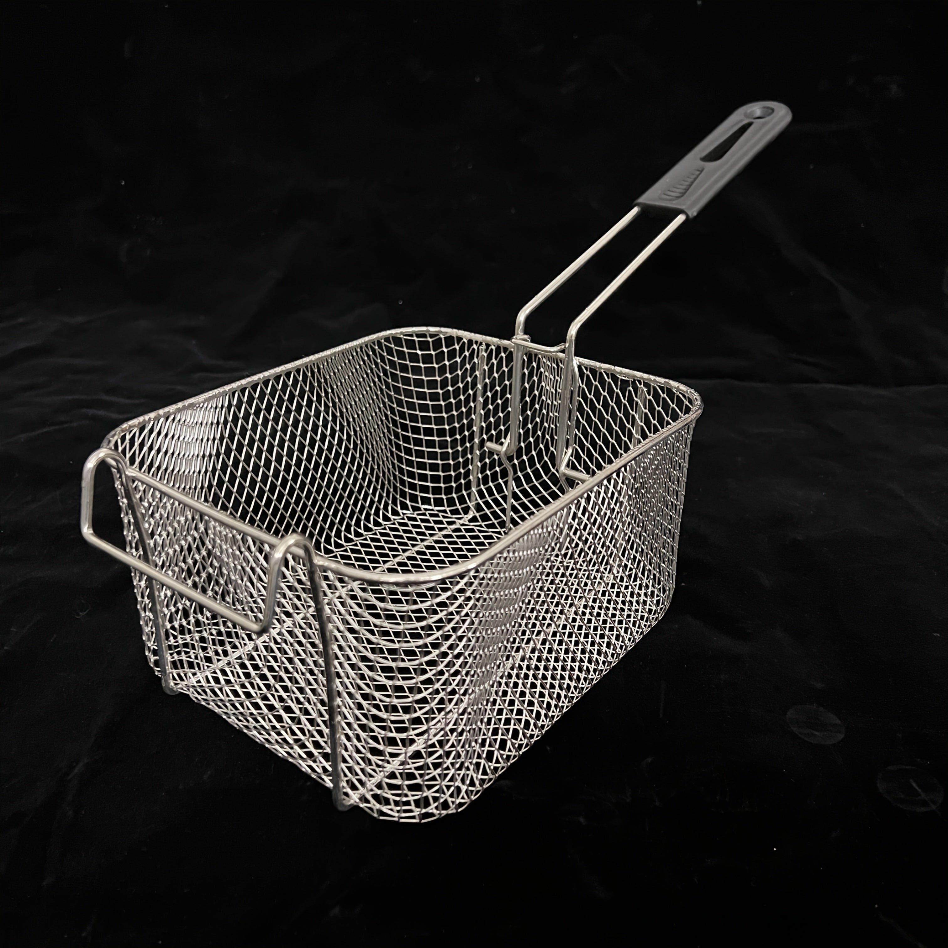 Metal tutqichli, yigʻiladigan va tozalash oson boʻlgan bardoshli rostlangan poʻlatdan yasalgan qovurish savat. Katta haroratga chidamli boʻlib, friz, qanot va boshqalarni tijorat va uy oshxonalarda qovurish uchun moʻljallangan. Tarmoq