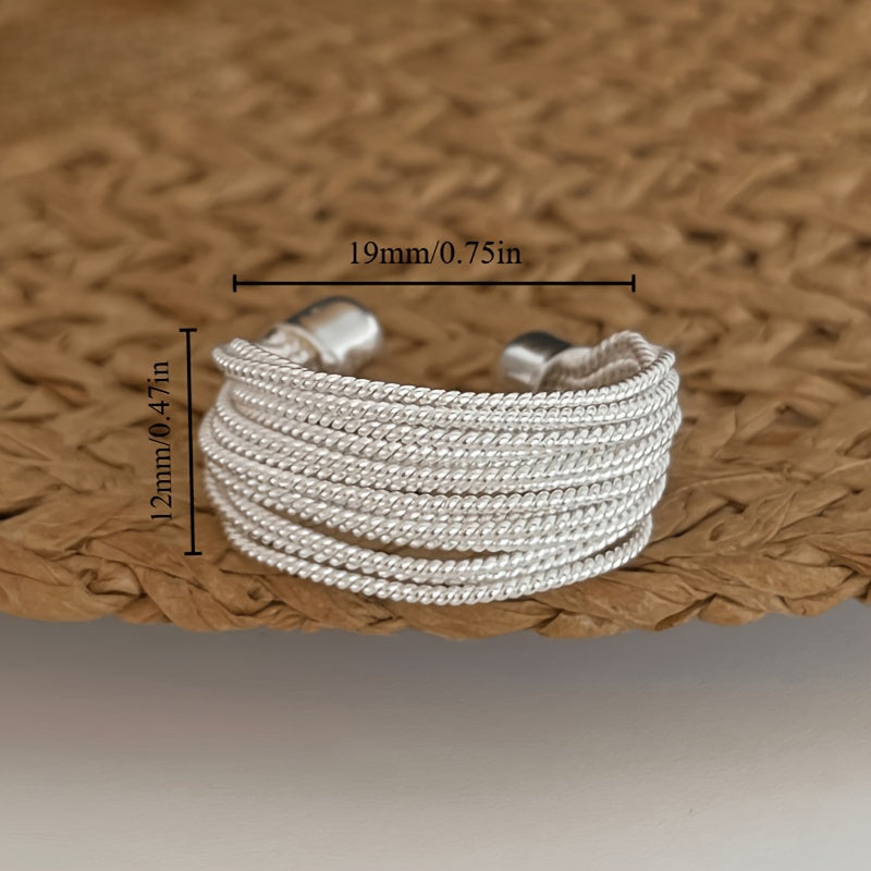 Zarif va yengil, bu ochiq dizayndagi ko'p qatorli halqa ayollar uchun 925 kumushdan tayyorlangan va oddiy koreys uslubini o'z ichiga oladi. Chiroyli oltin rangda, bu qo'l aksessuari faqat 5g/0.18oz og'irlikda.