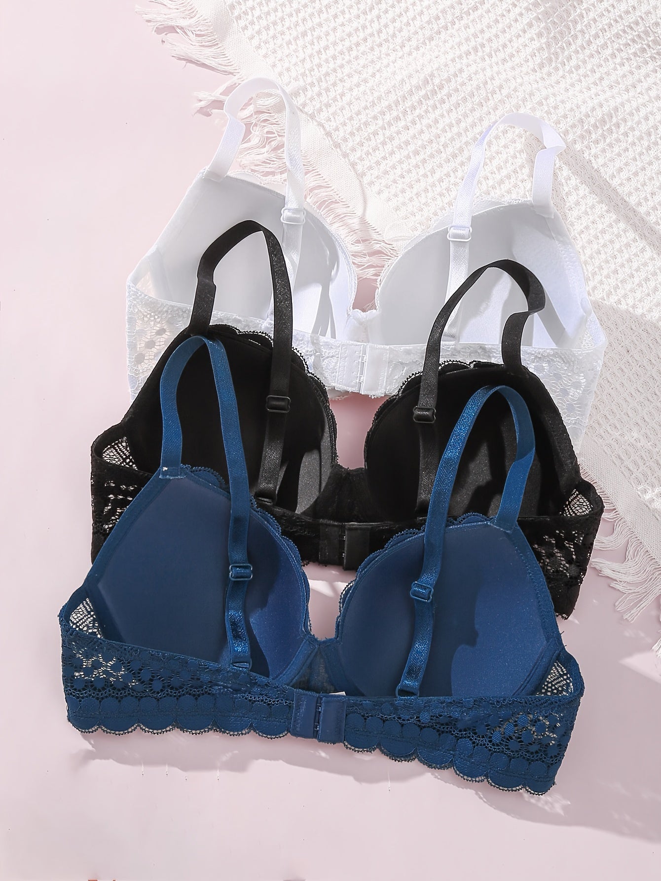 3 ta Elegant Dantelli Push-Up Brassiylar to'plami, Ayollar uchun Oq, Qora va Ko'k ranglarda. Jozibador, Qulay va Havo O'tkazuvchi, O'chirilmaydigan Yostiqlar bilan. Jozibador va Silliq Ichki Kiymish Ko'rinishi uchun Mukammal.